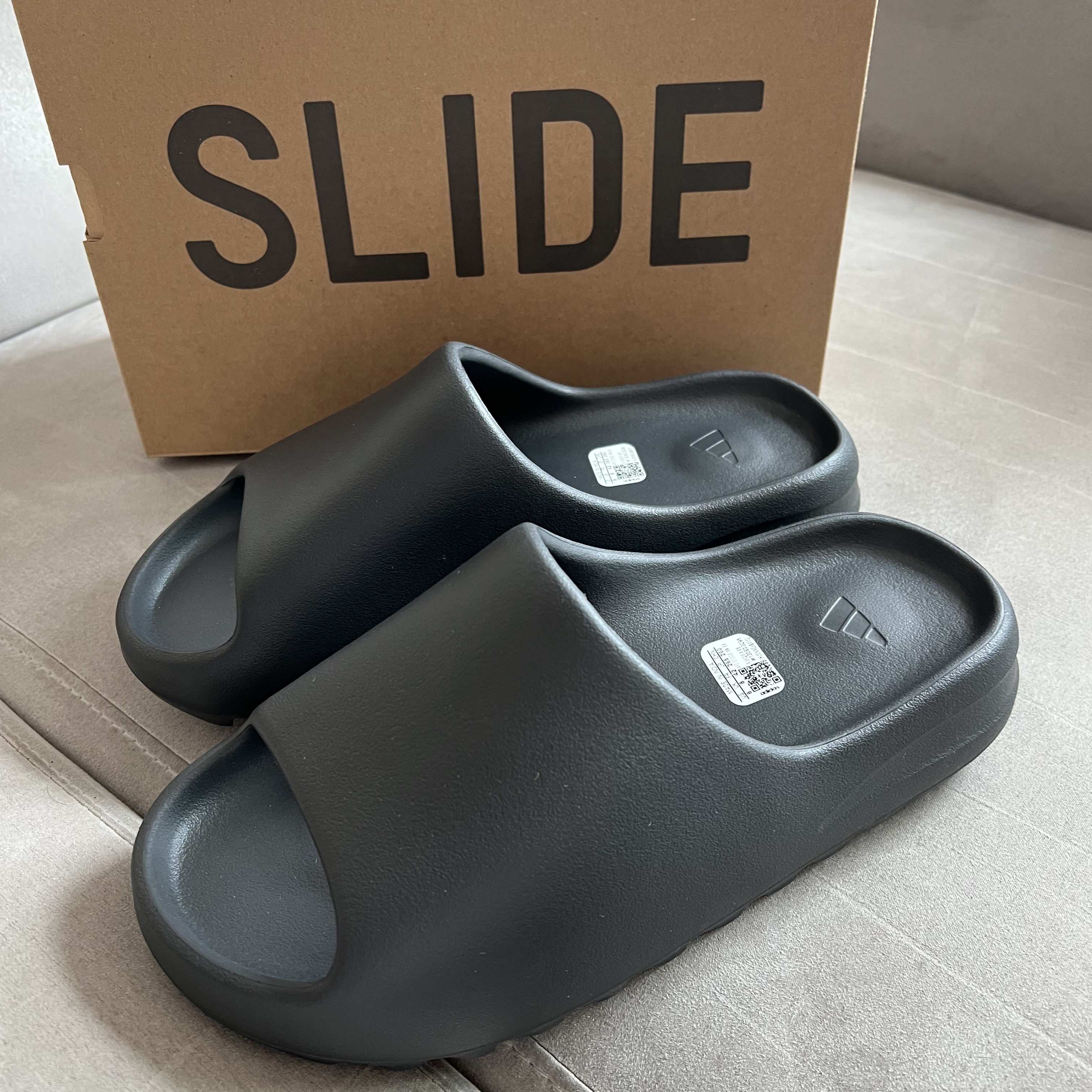 Adidas Yeezy Slide Onyx 착용 스타일