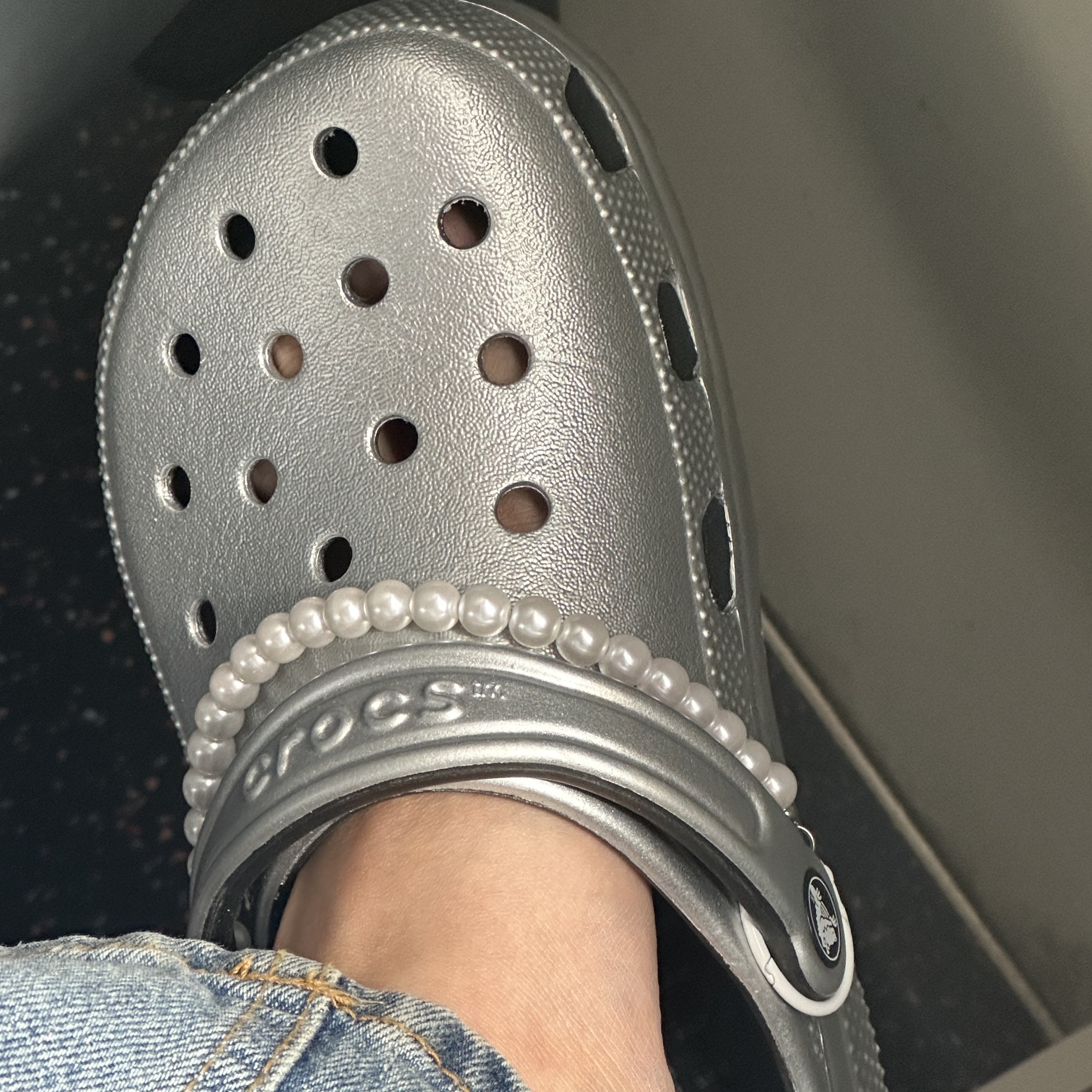 Crocs Classic Metallic Clog Silver 착용 스타일
