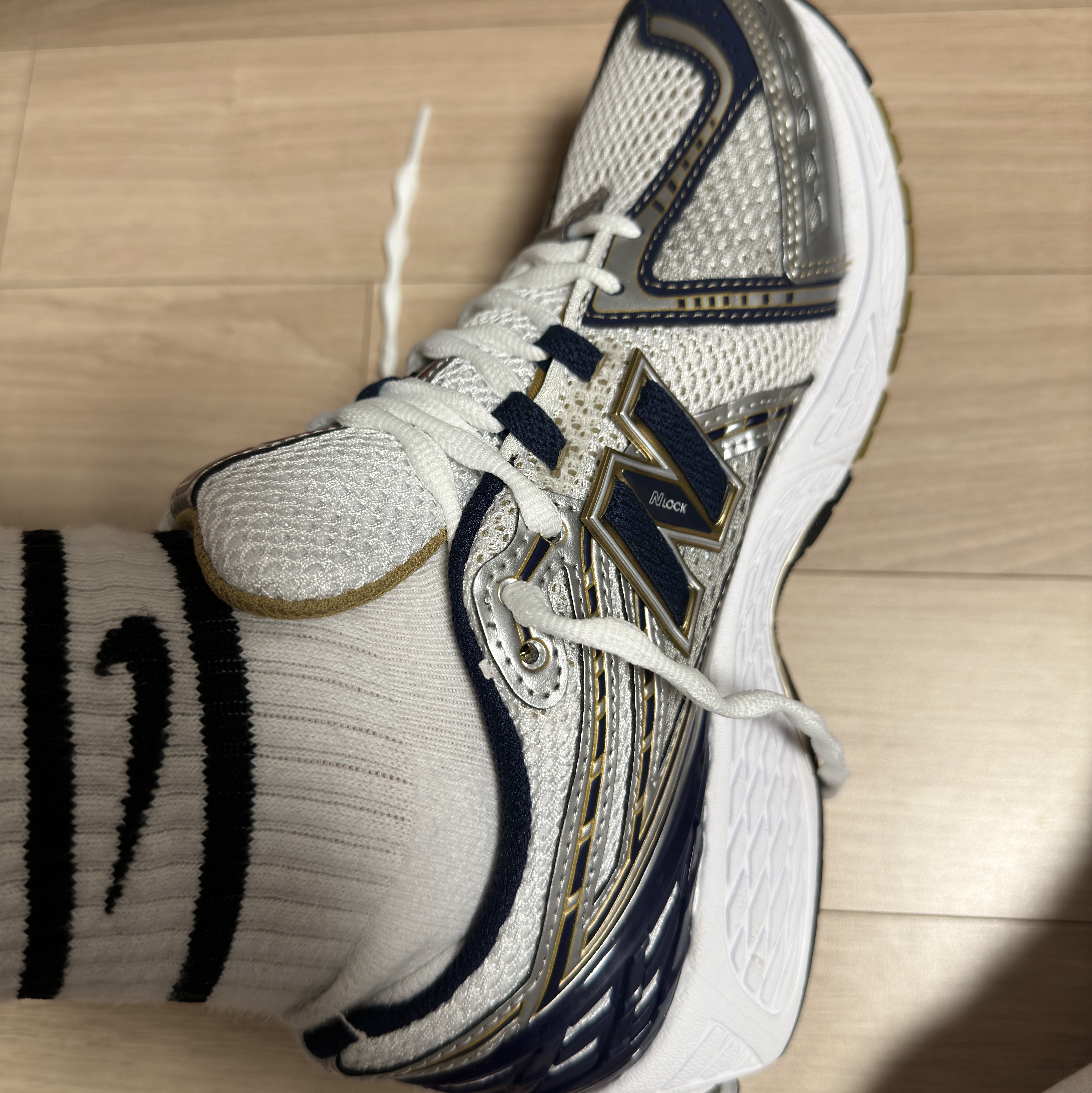 New Balance 1906R White Navy Gold 착용 스타일