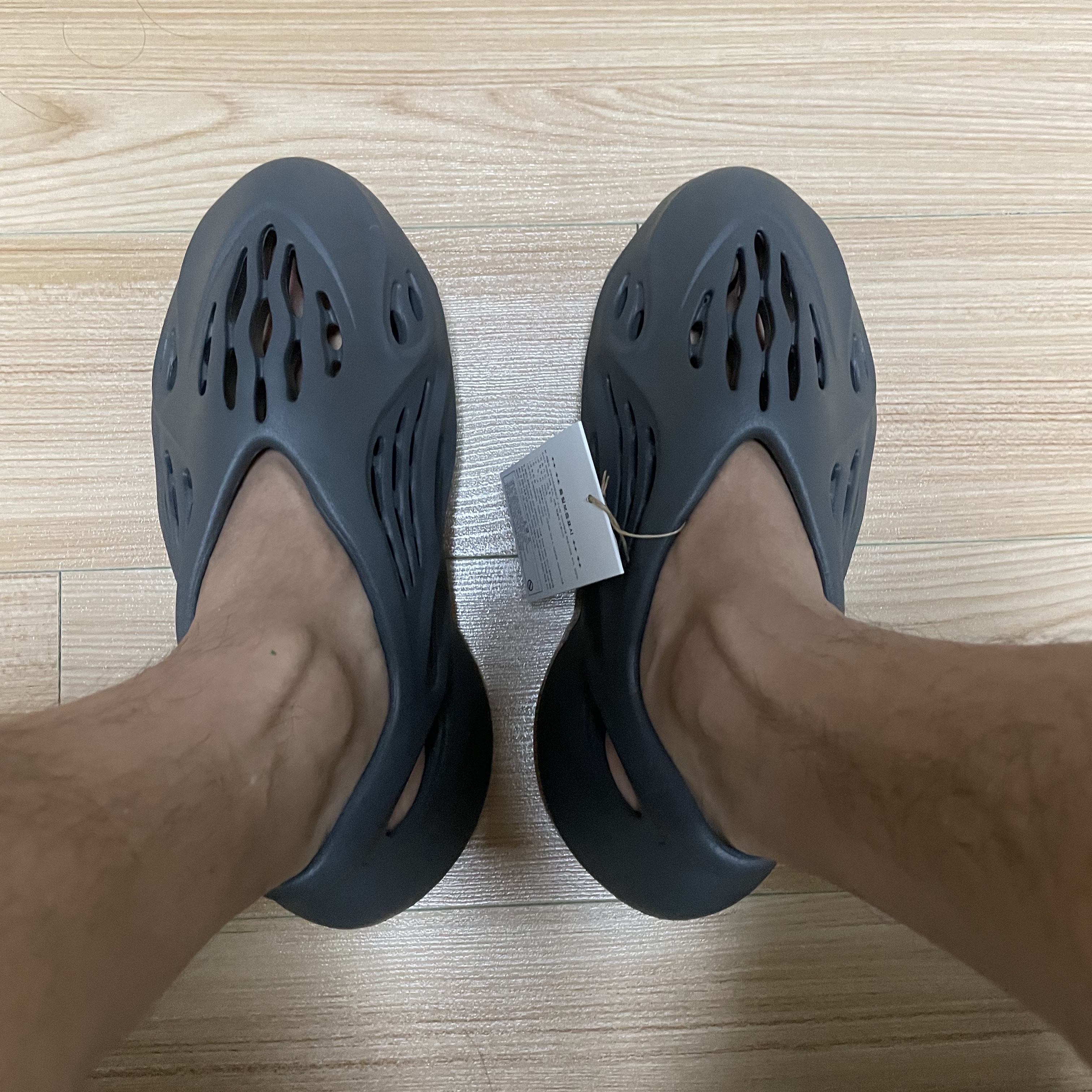 Adidas Yeezy Foam RNNR Carbon 착용 스타일 - 2