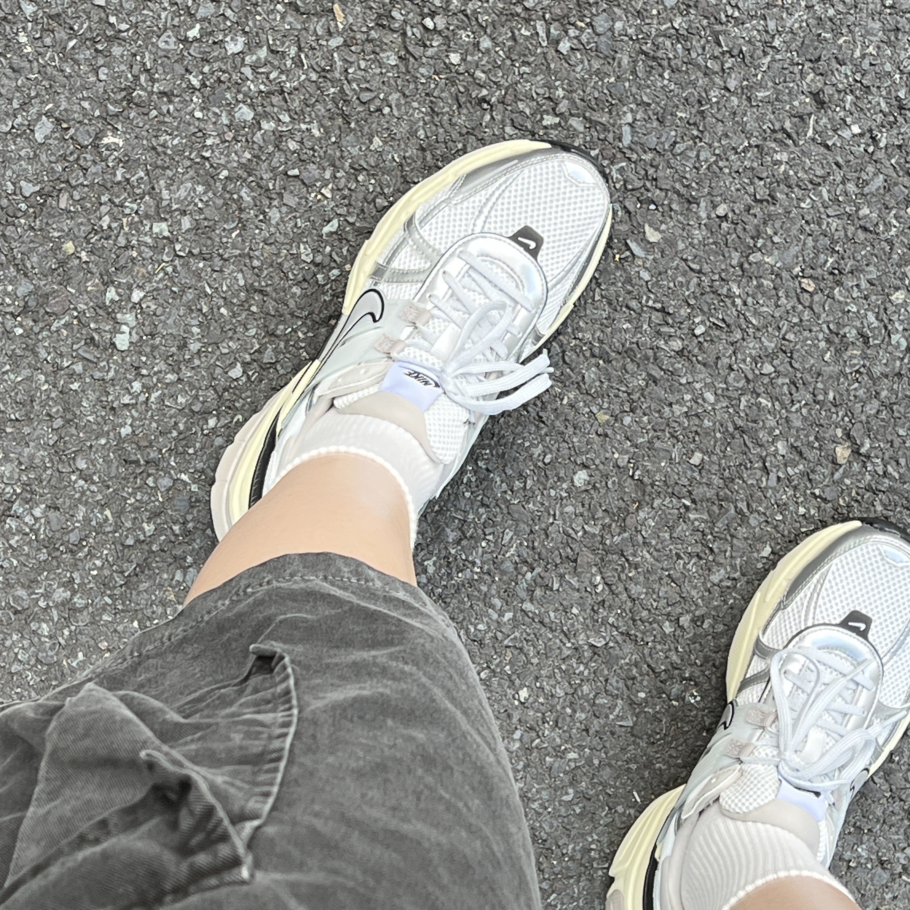 Nike V2K Run Summit White Metallic Silver 착용 스타일