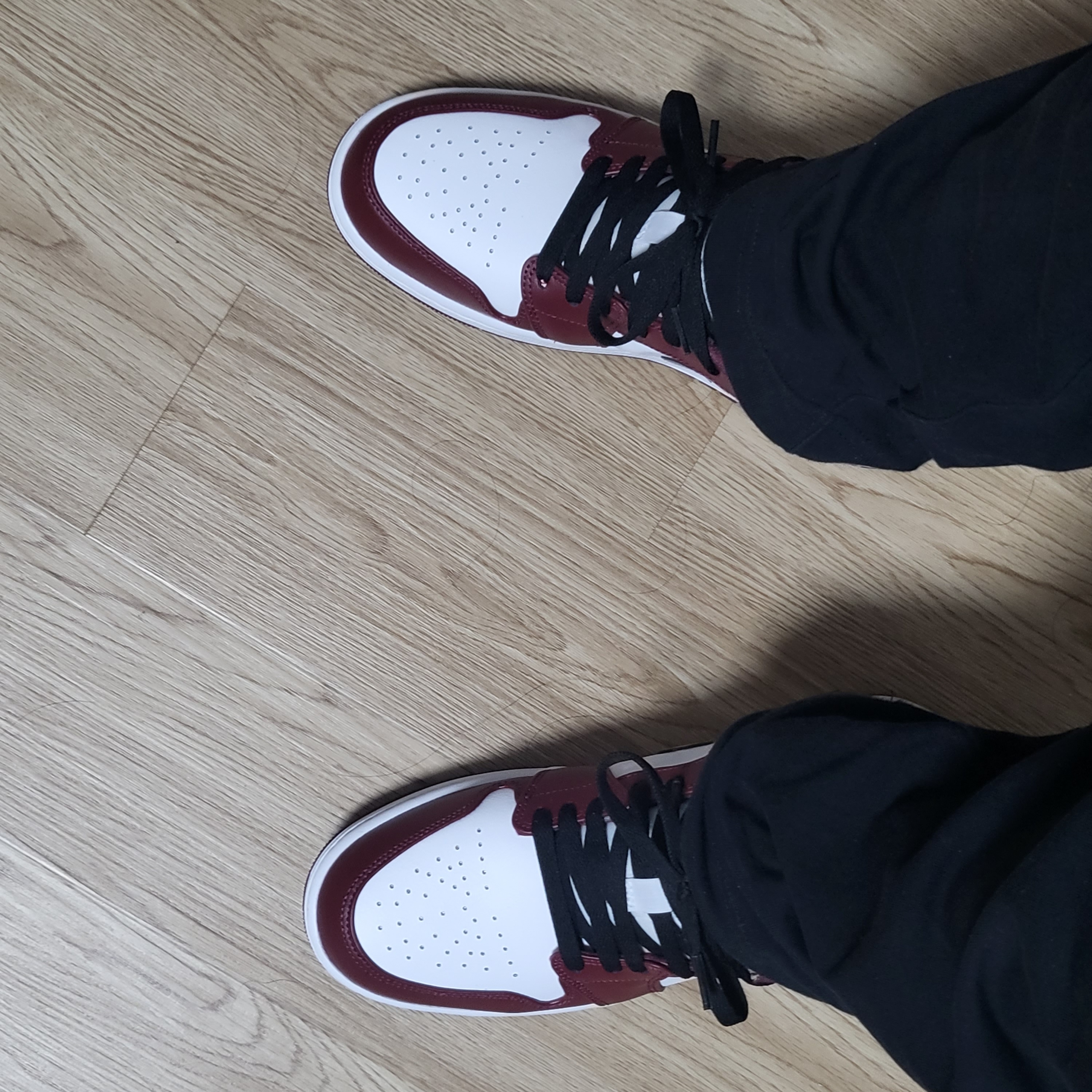Jordan 1 Low Cherrywood Red 착용 스타일