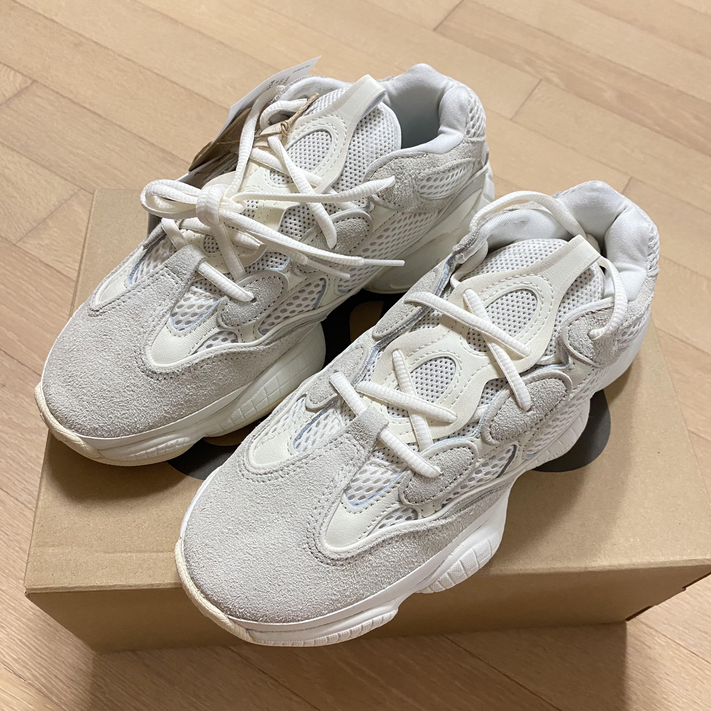 Adidas Yeezy 500 Bone White 착용 스타일 - 2