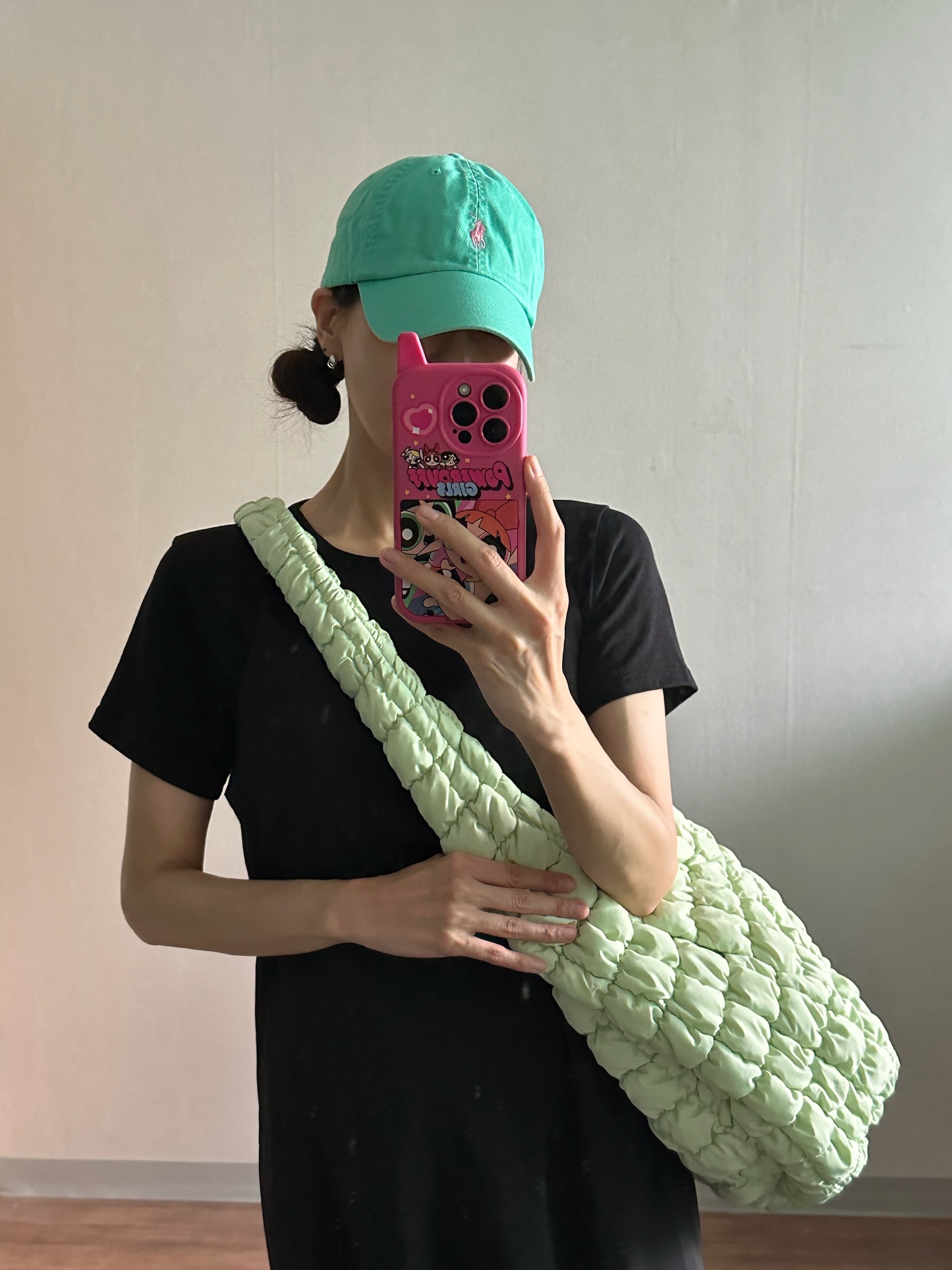 COS Quilted Oversized Shoulder Bag Green 착용 스타일