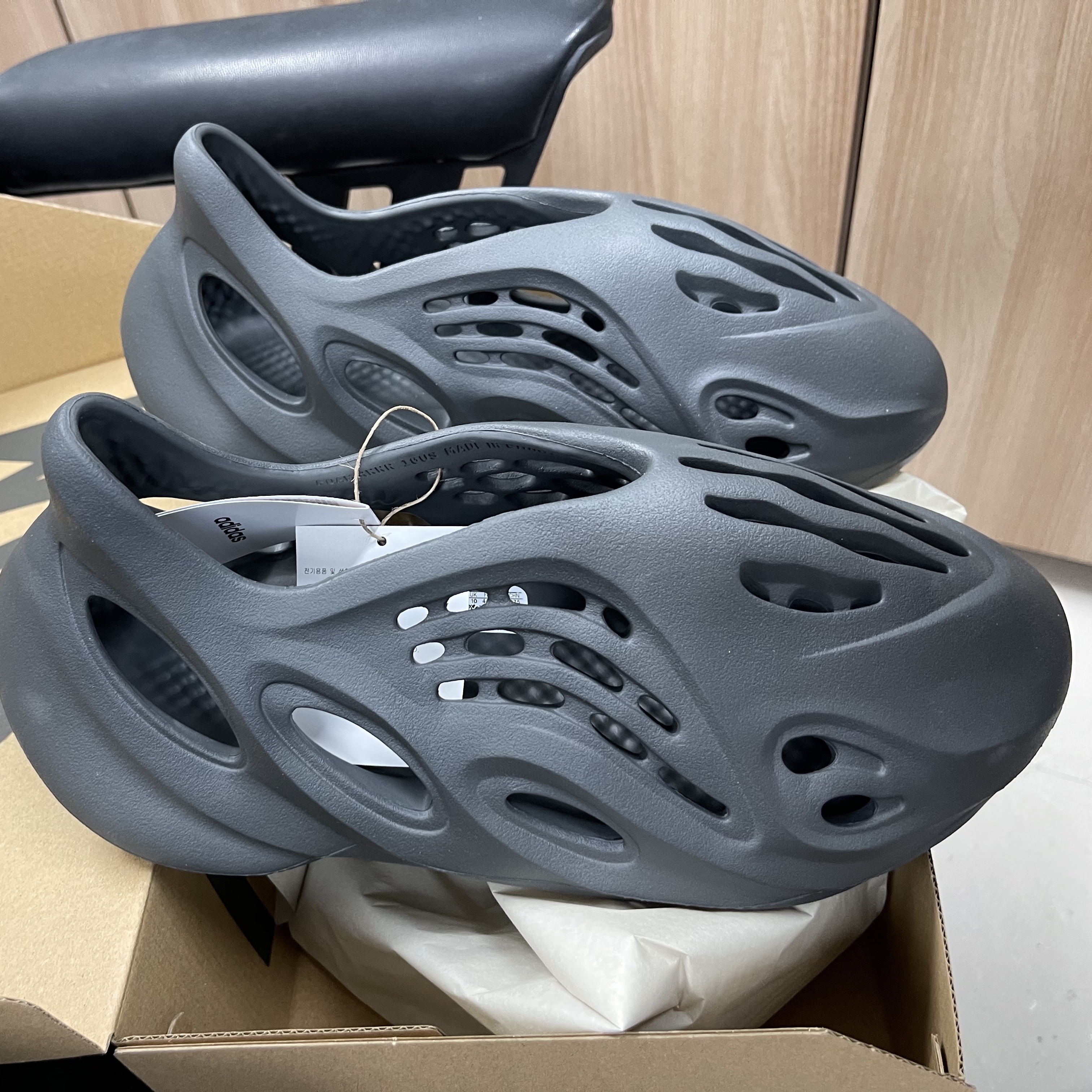 Adidas Yeezy Foam RNNR Carbon 착용 스타일