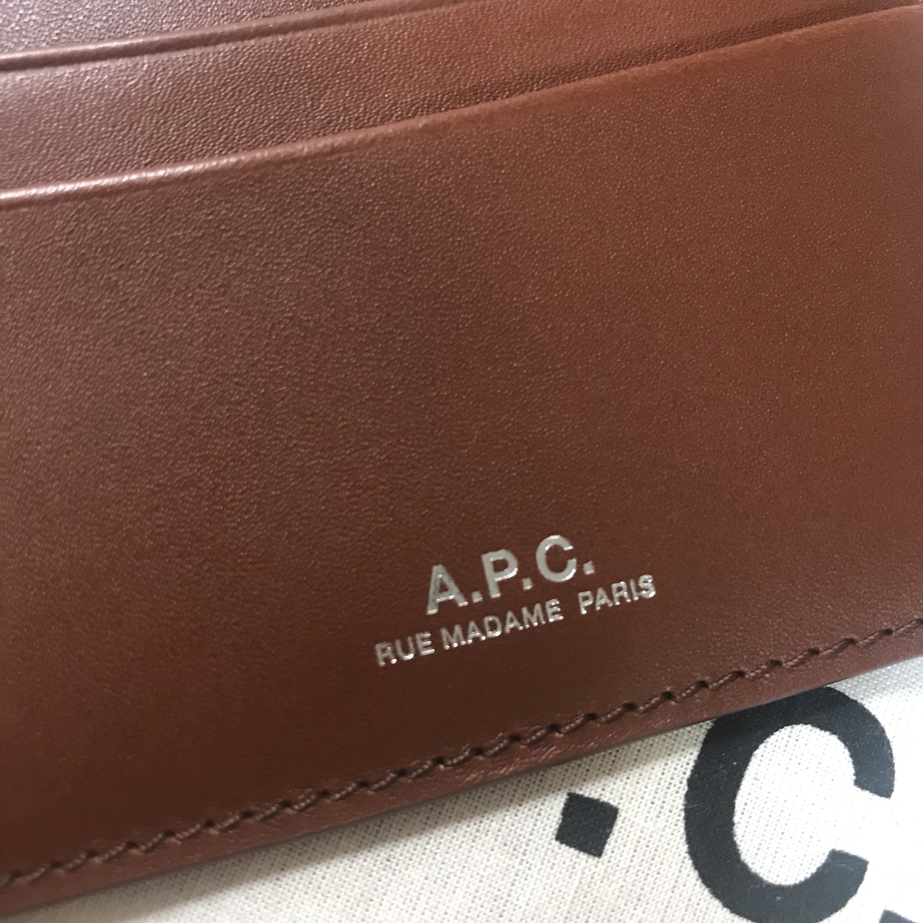 A.P.C. Andre Card Holder Nut Brown 착용 스타일