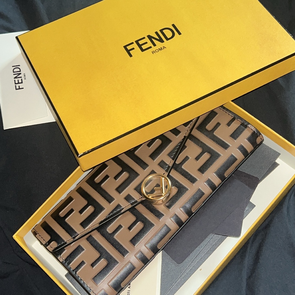 Fendi Leather Continental Wallet Brown 착용 스타일