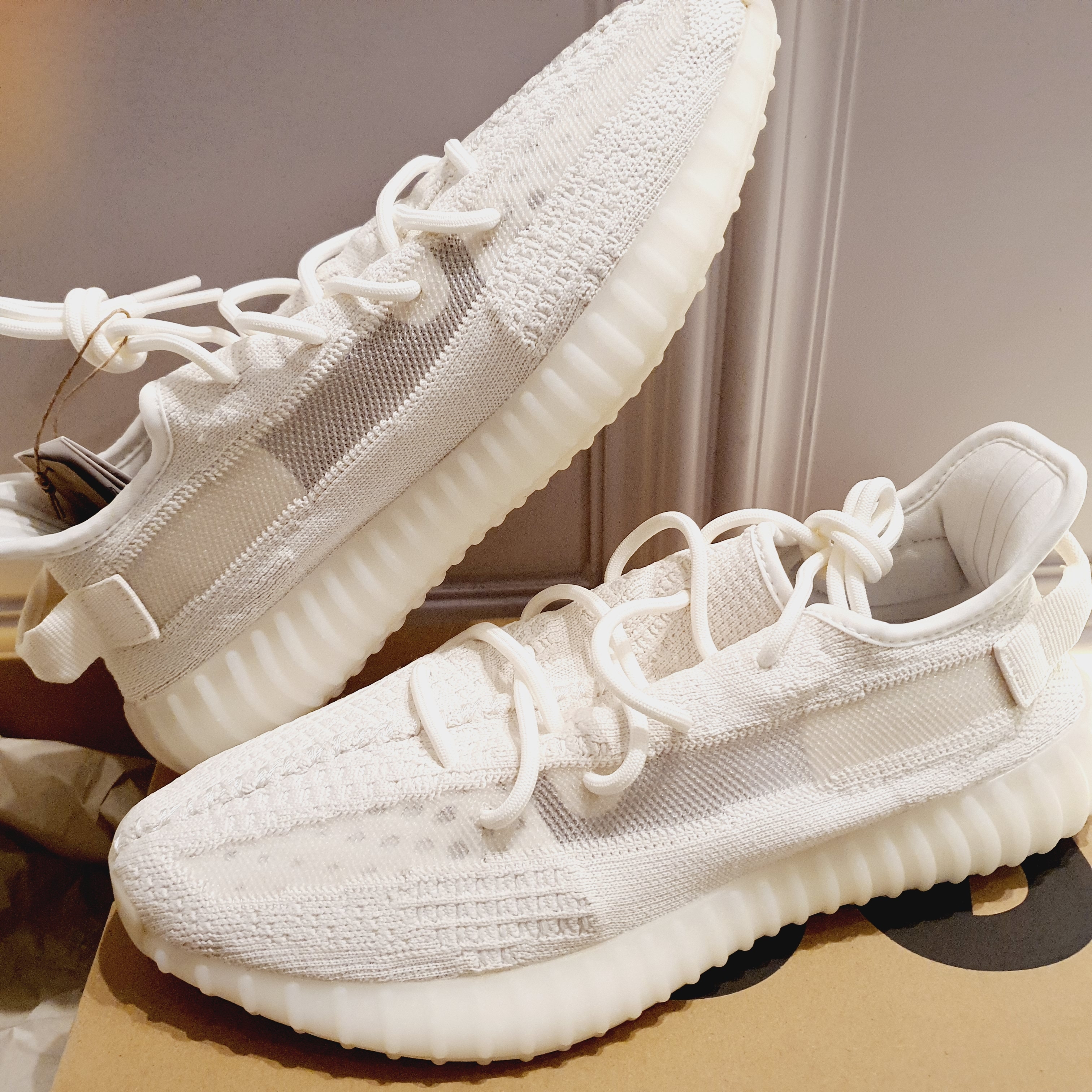 Adidas Yeezy Boost 350 V2 Bone 착용 스타일