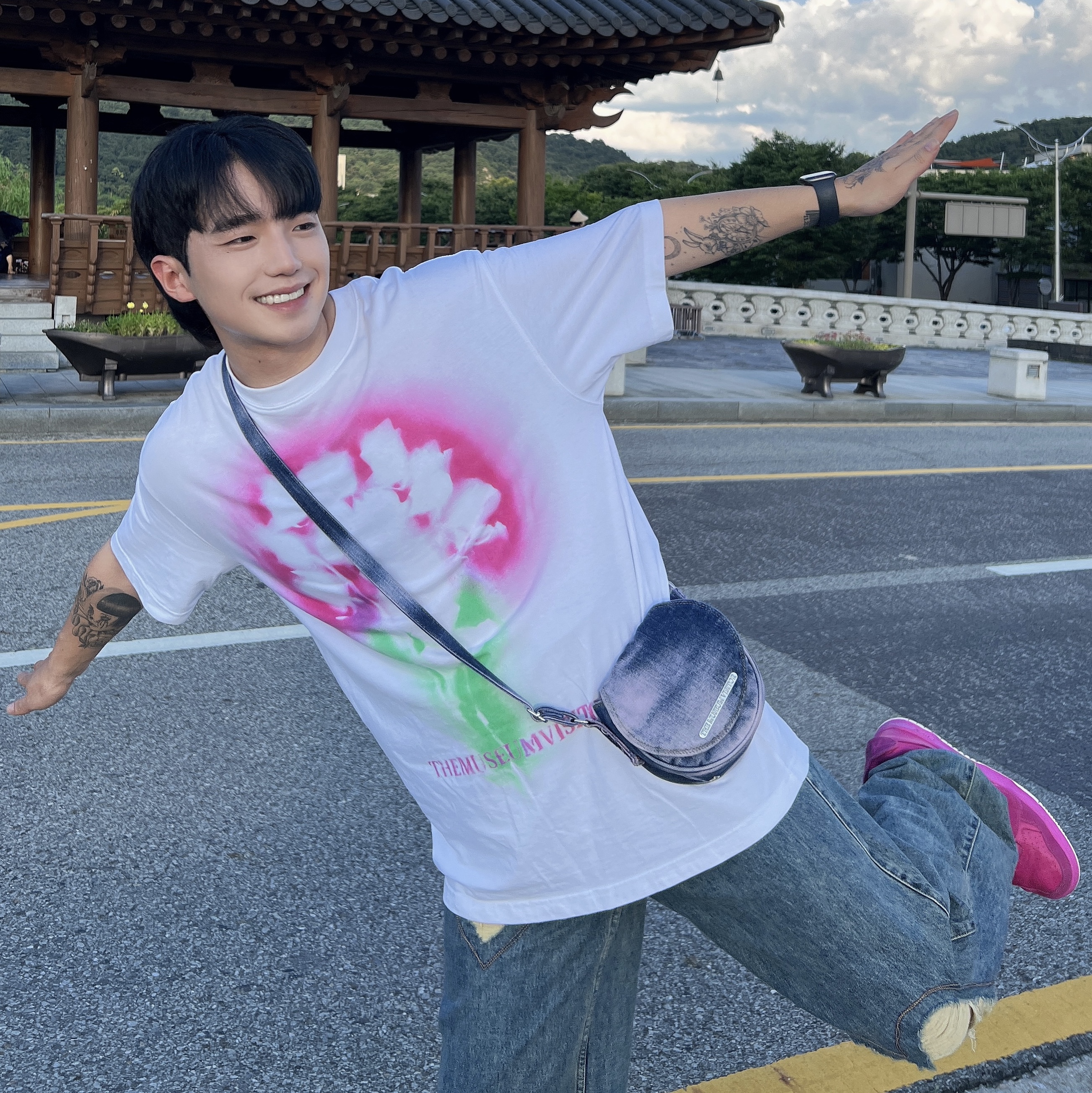 Fila x The Museum Visitor Match OG 1992 Pink, The Museum Visitor Rose Spray Printed T-Shirts White 착용 스타일 - 1