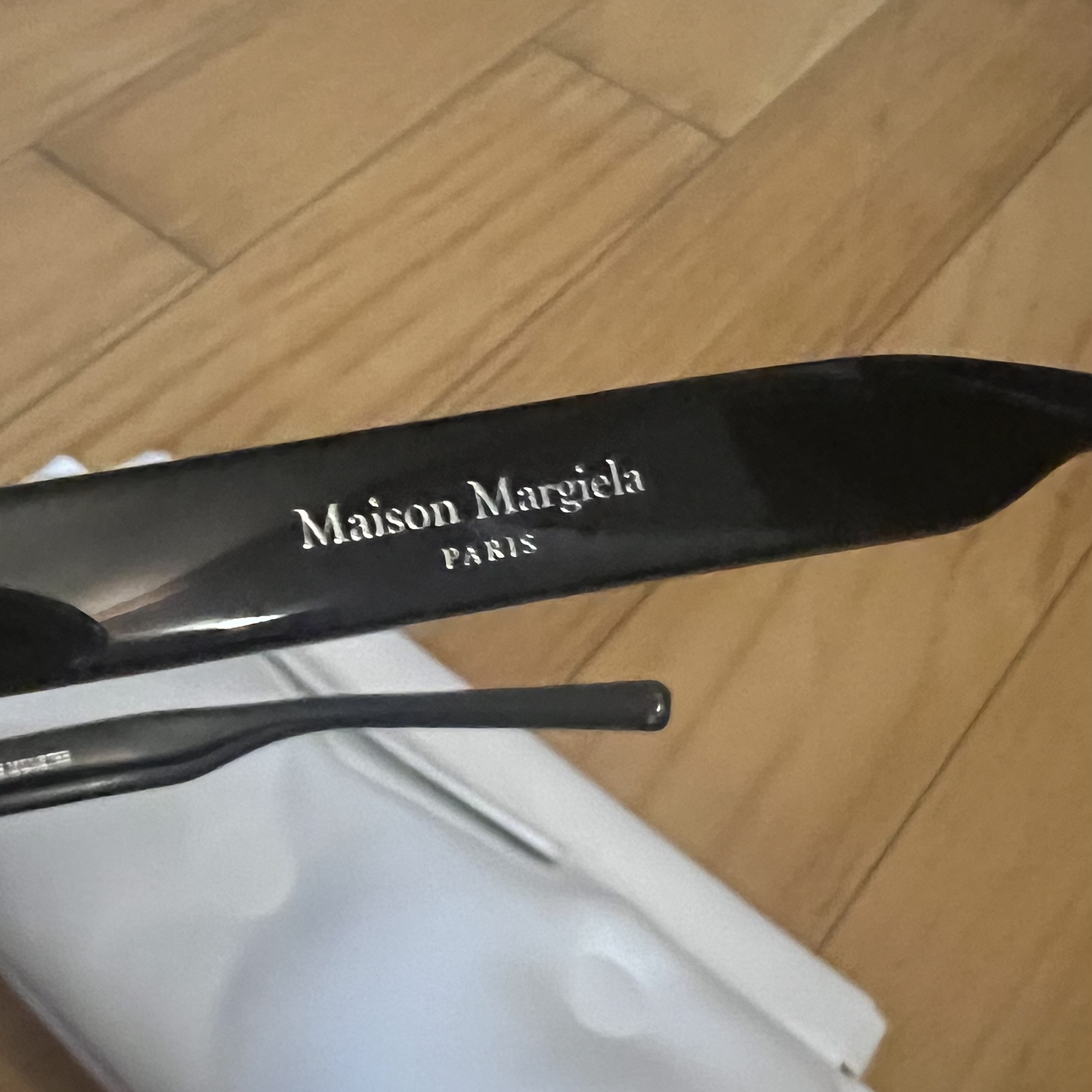 Gentle Monster x Maison Margiela MM007 Black Black 착용 스타일 - 3