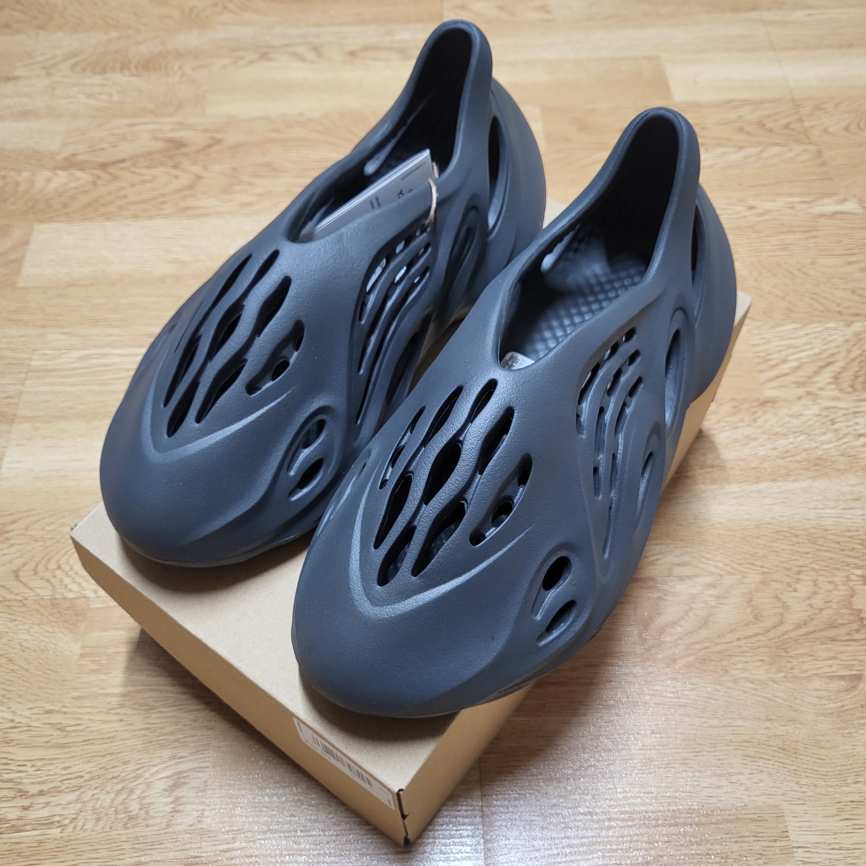Adidas Yeezy Foam RNNR Carbon 착용 스타일 - 2