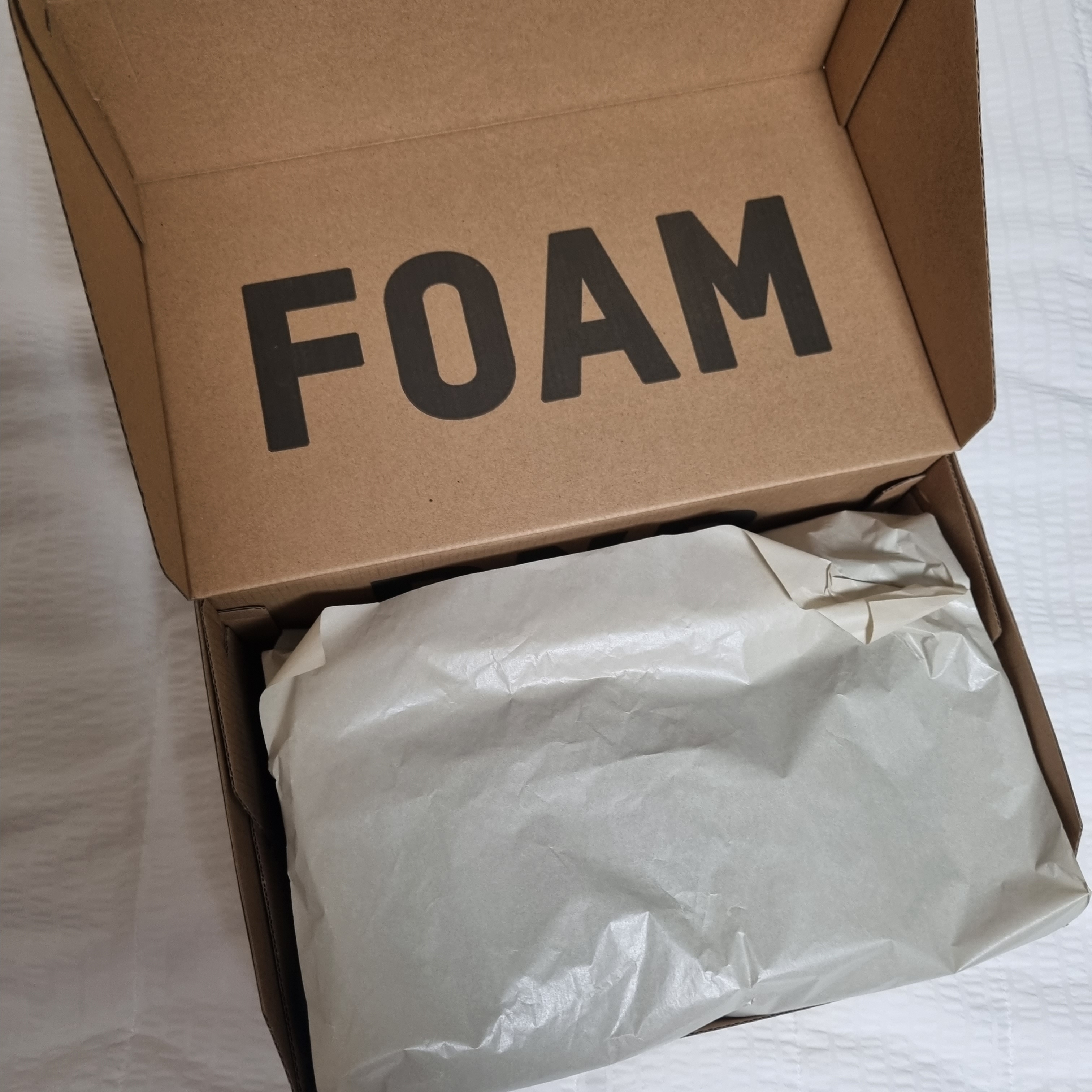 Adidas Yeezy Foam RNNR Carbon 착용 스타일 - 1