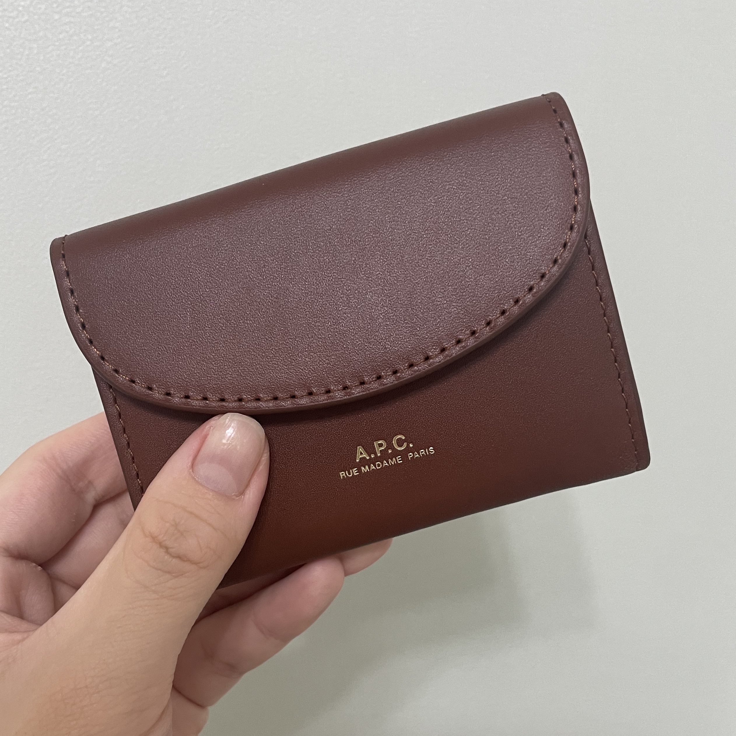 A.P.C. Geneva Business Card Holder Brown 착용 스타일