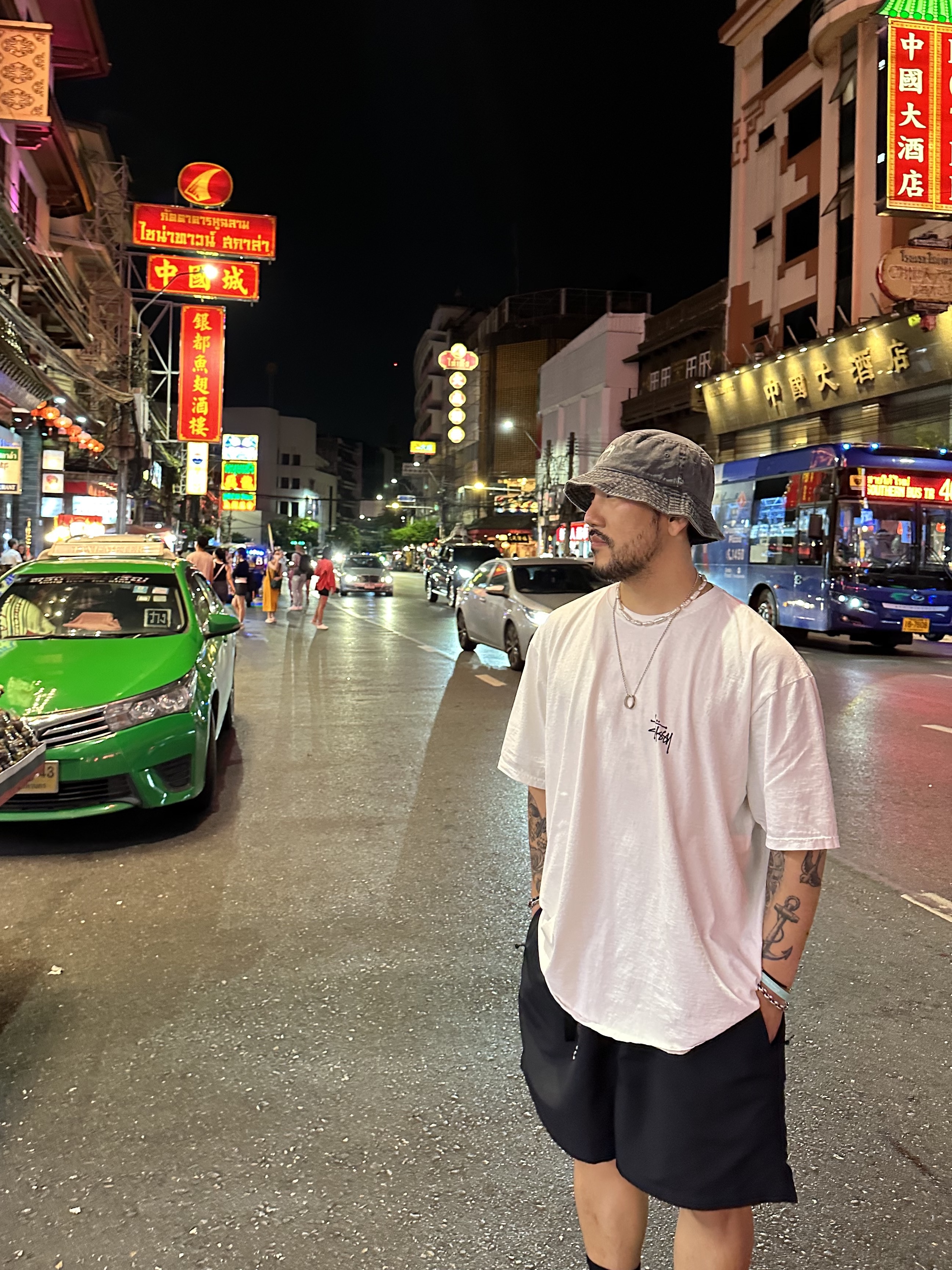 Stussy Washed Stock Bucket Hat Charcoal, Stussy Basic Stussy Pigment Dyed T-Shirt Natural 2022 착용 스타일 - 1