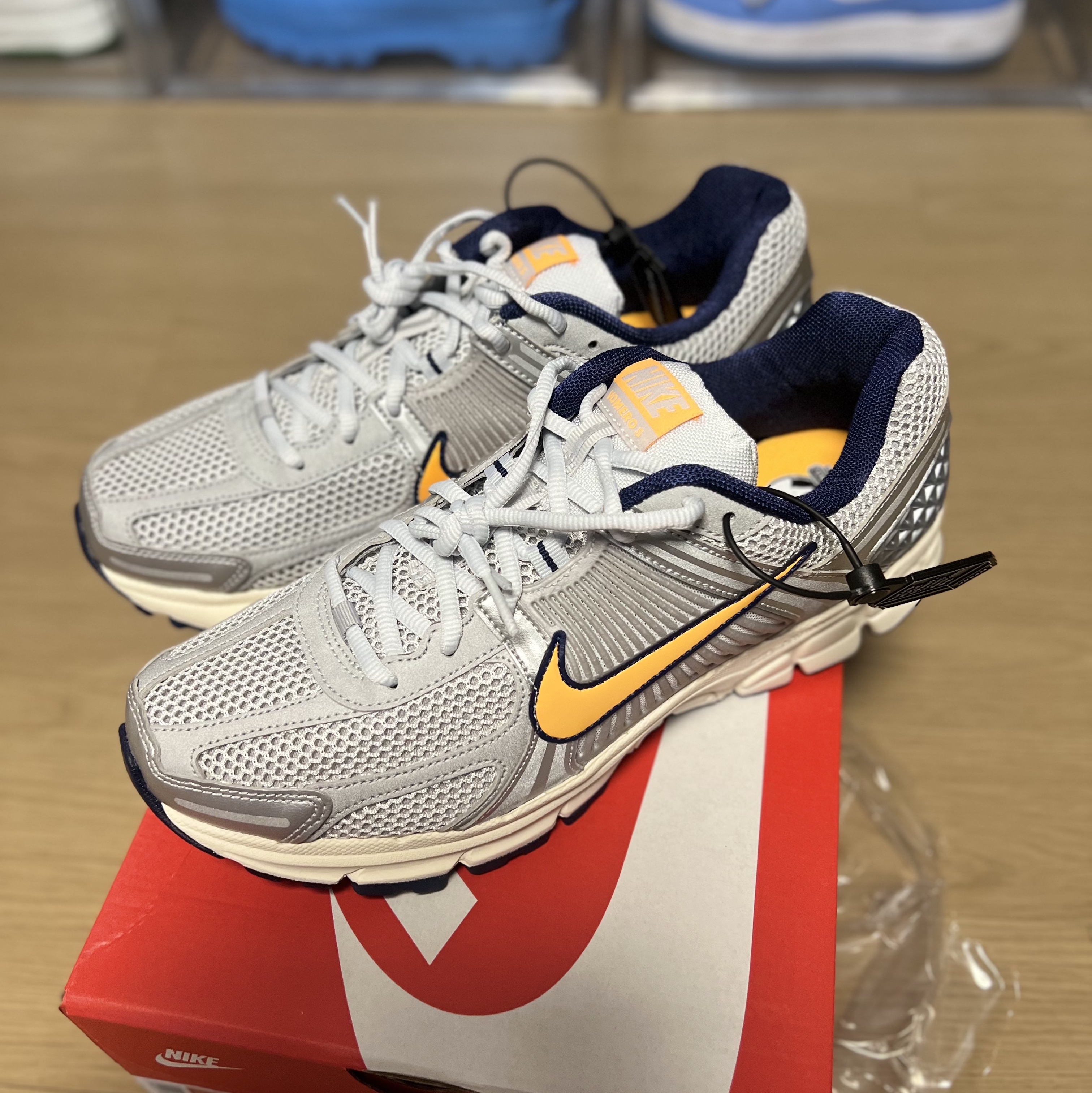 Nike Zoom Vomero 5 Pure Platinum and Laser Orange 착용 스타일