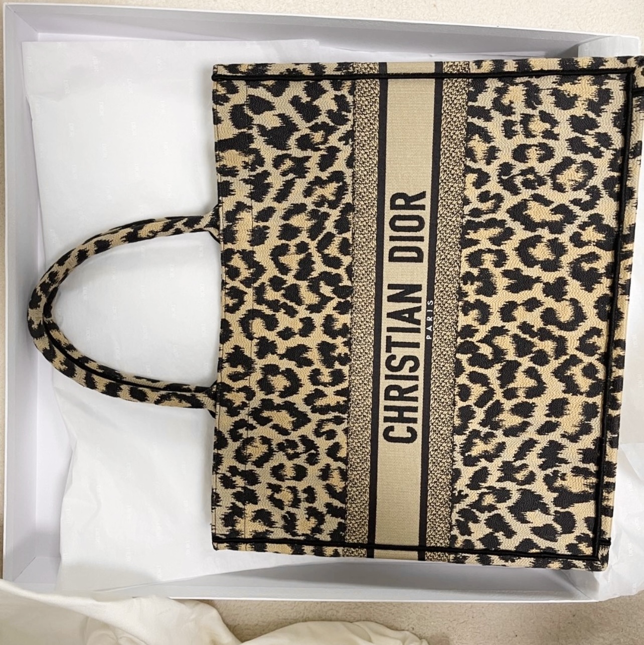 Dior Medium Dior Book Tote Beige Multicolor Mizza Embroidery 착용 스타일 - 1