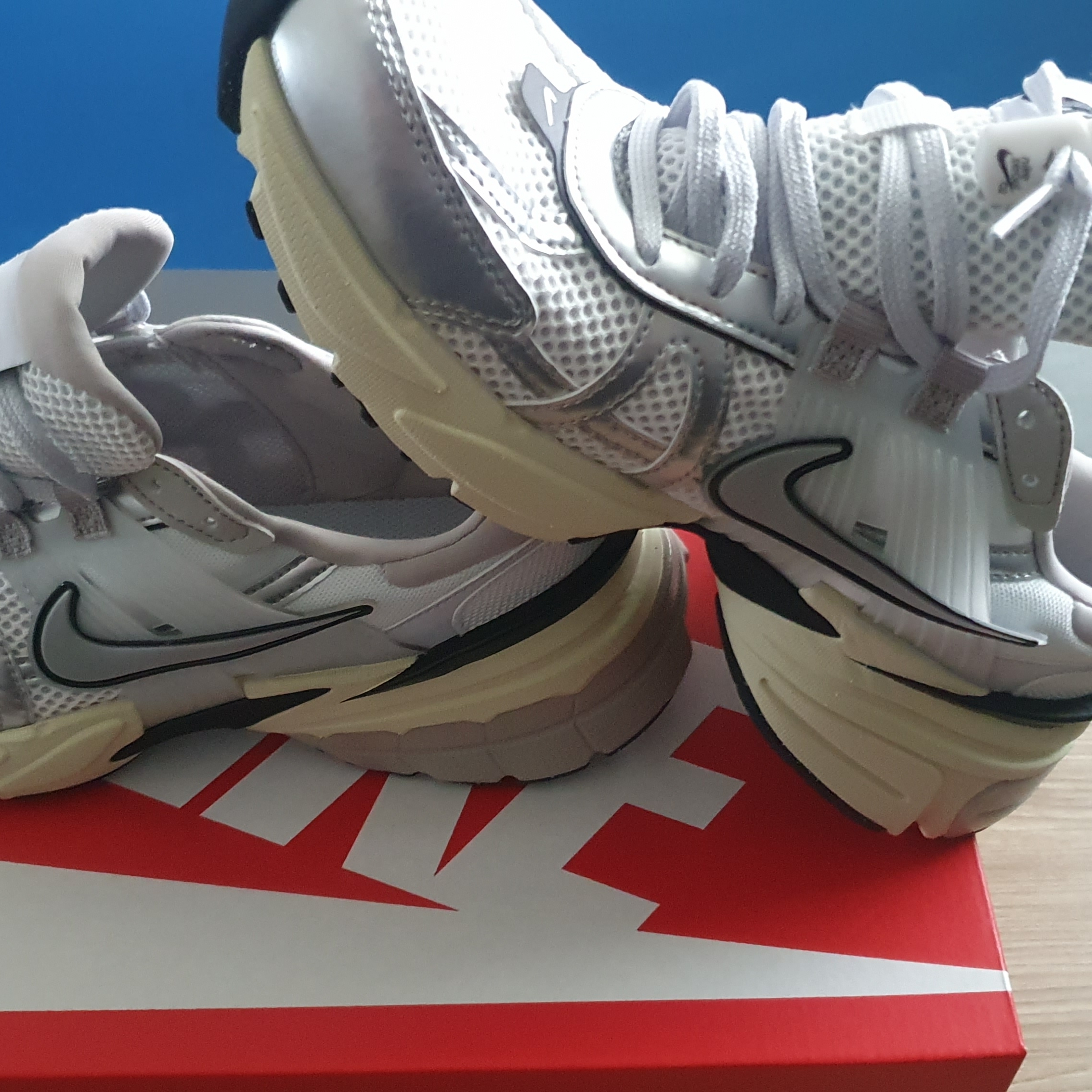 Nike V2K Run Summit White Metallic Silver 착용 스타일