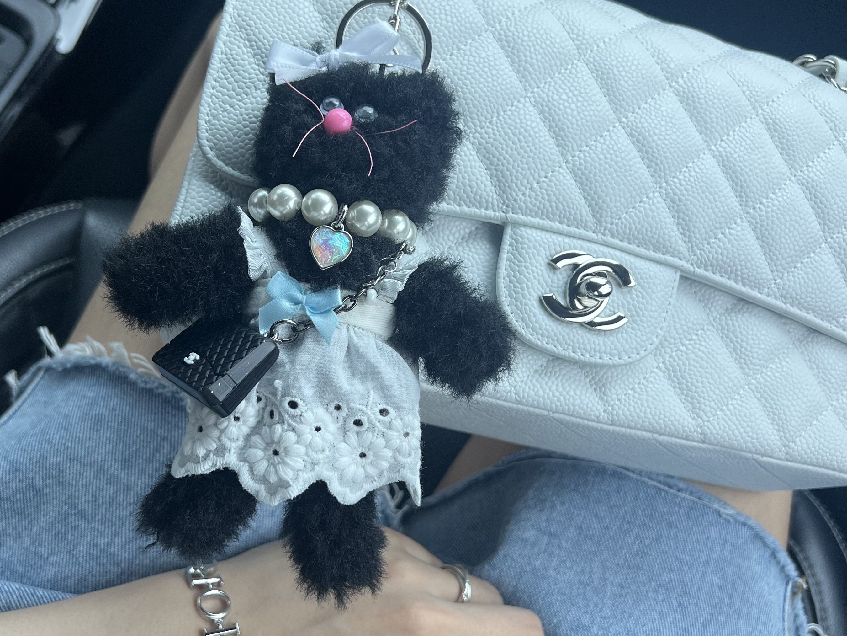 Chanel Medium Classic Handbag Grained Calfskin & Gold White, STU x Monamhee Namhee 착용 스타일 - 1