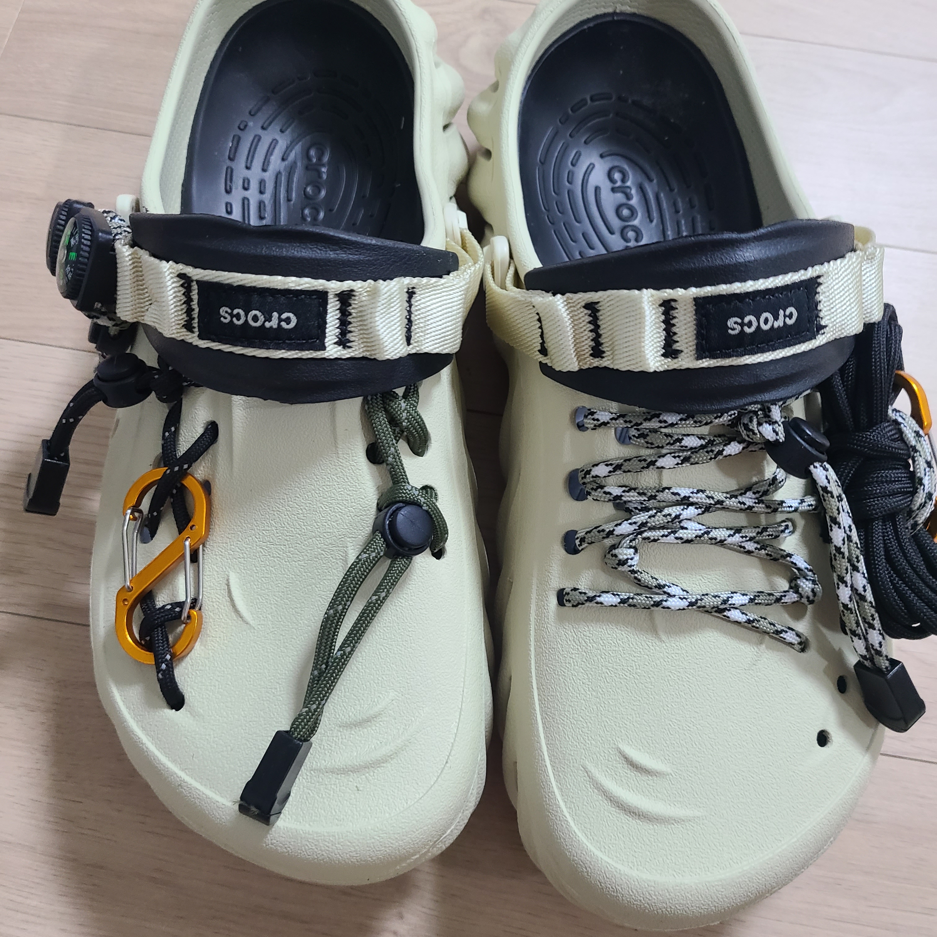 Crocs Echo Clog Bone Black 착용 스타일 - 1