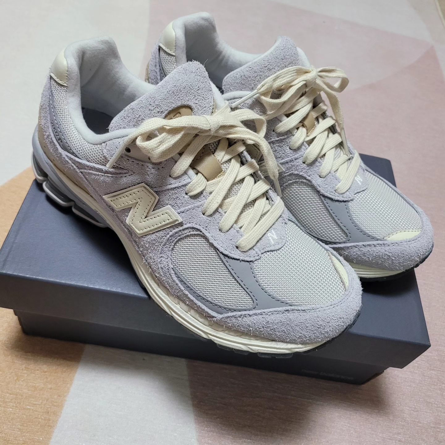 New Balance 2002R Rain Cloud Angora 착용 스타일 - 1