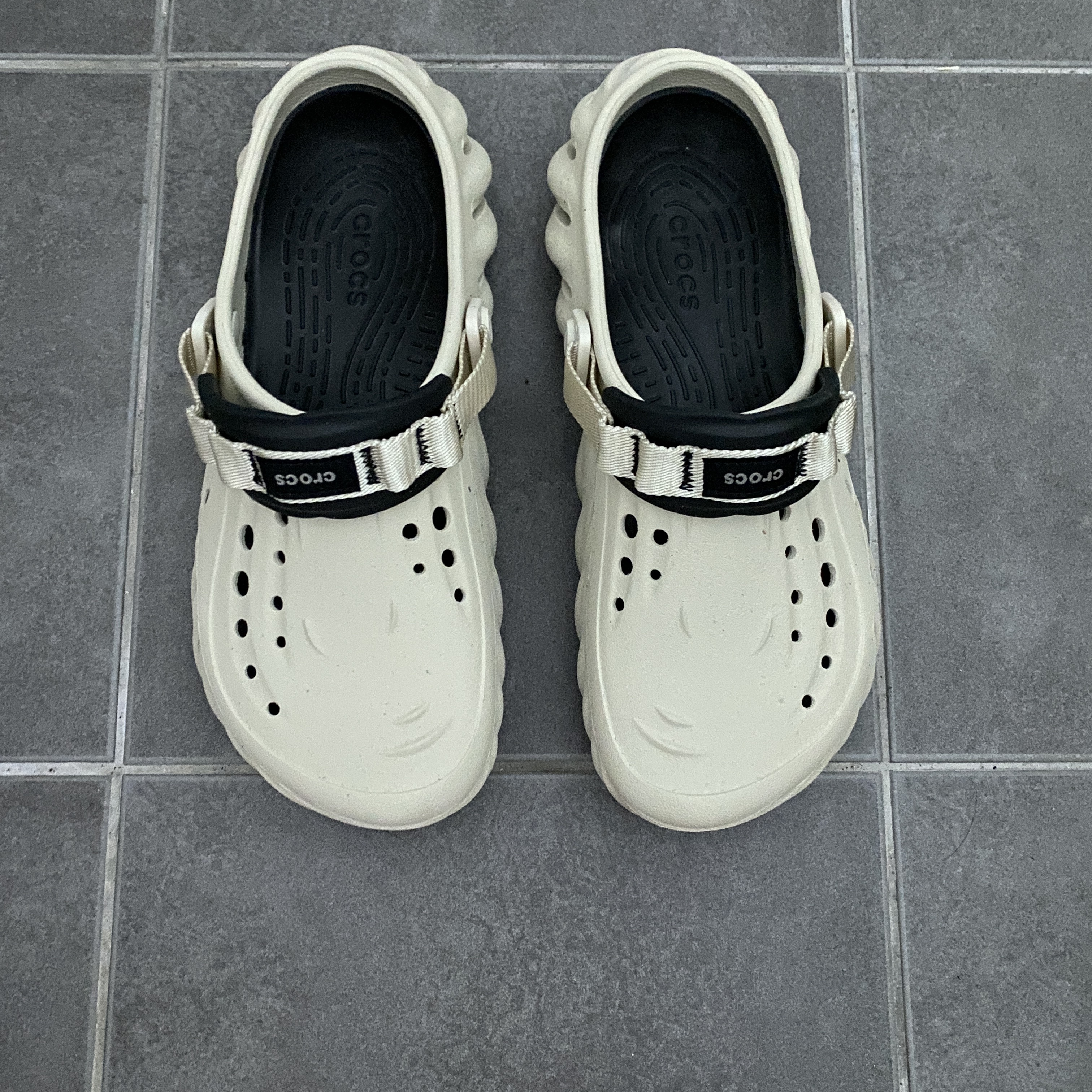 Crocs Echo Clog Bone Black 착용 스타일
