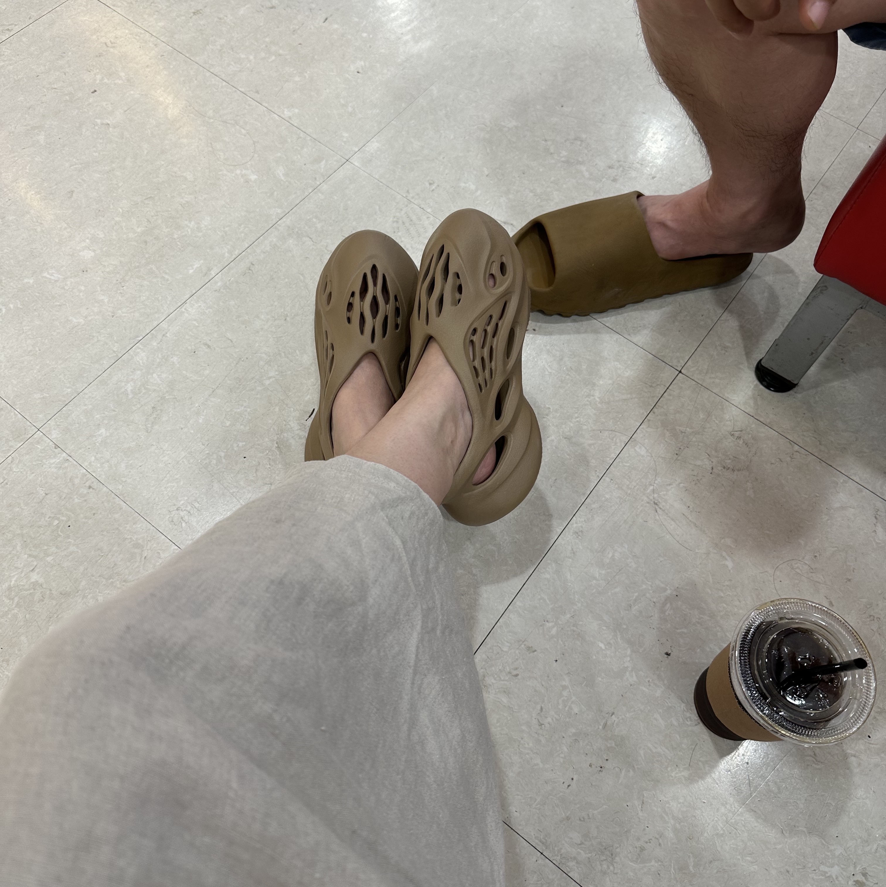 Adidas Yeezy Foam RNNR Clay Taupe, Adidas Yeezy Slide Ochre 착용 스타일