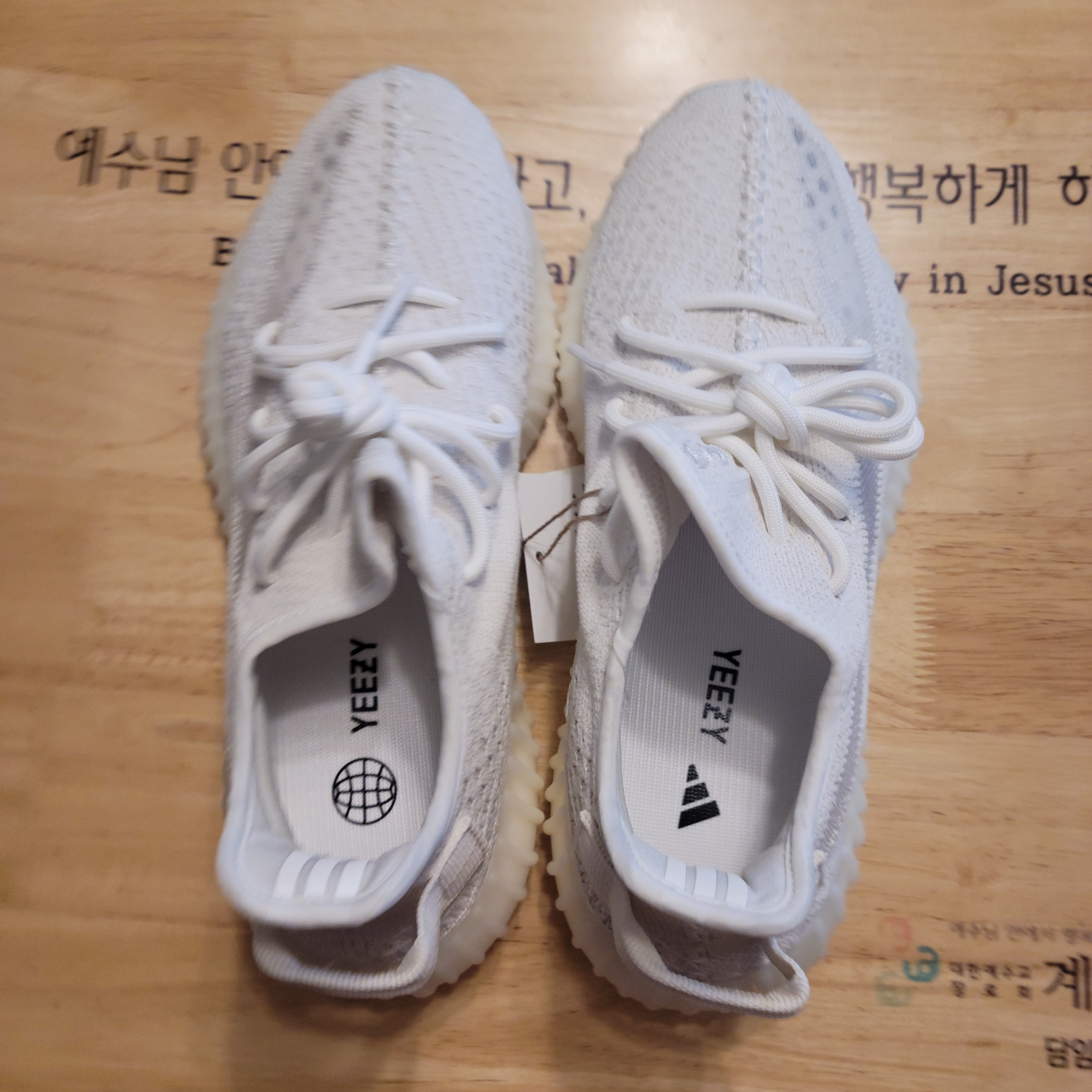 Adidas Yeezy Boost 350 V2 Bone 착용 스타일 - 3