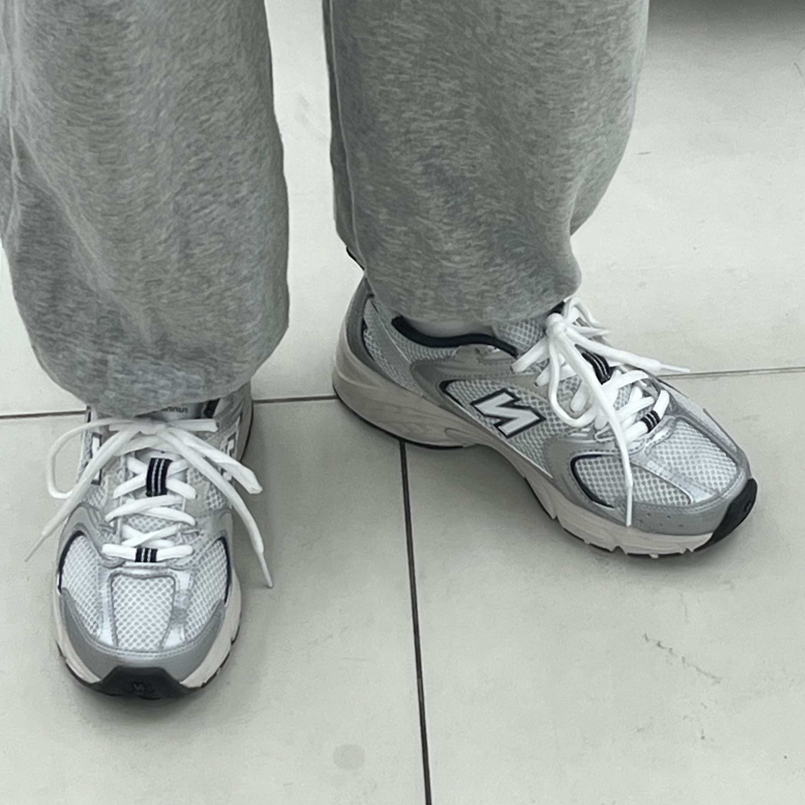New Balance 530 Steel Grey 착용 스타일 - 3