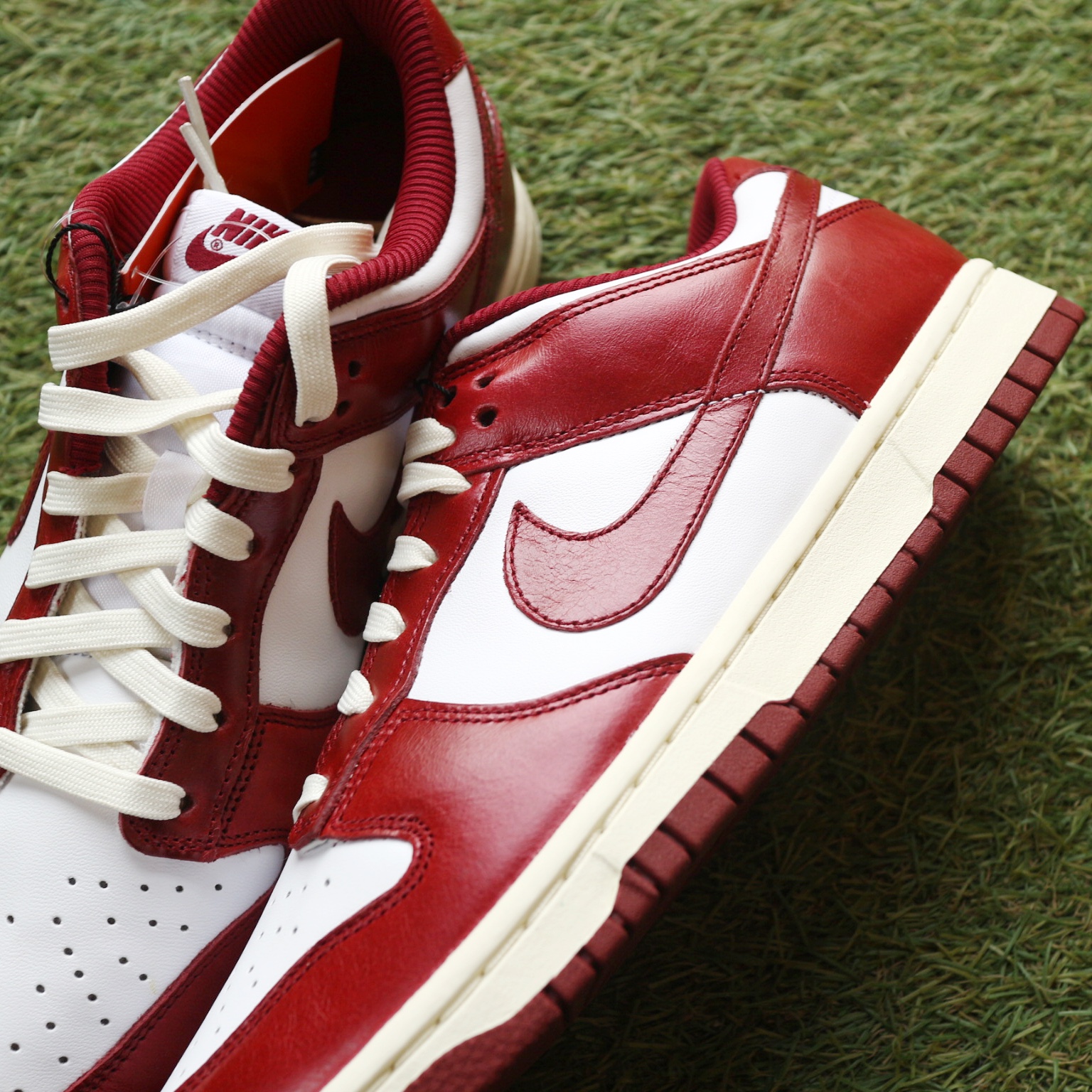 (W) Nike Dunk Low Retro PRM Team Red and White 착용 스타일 - 3