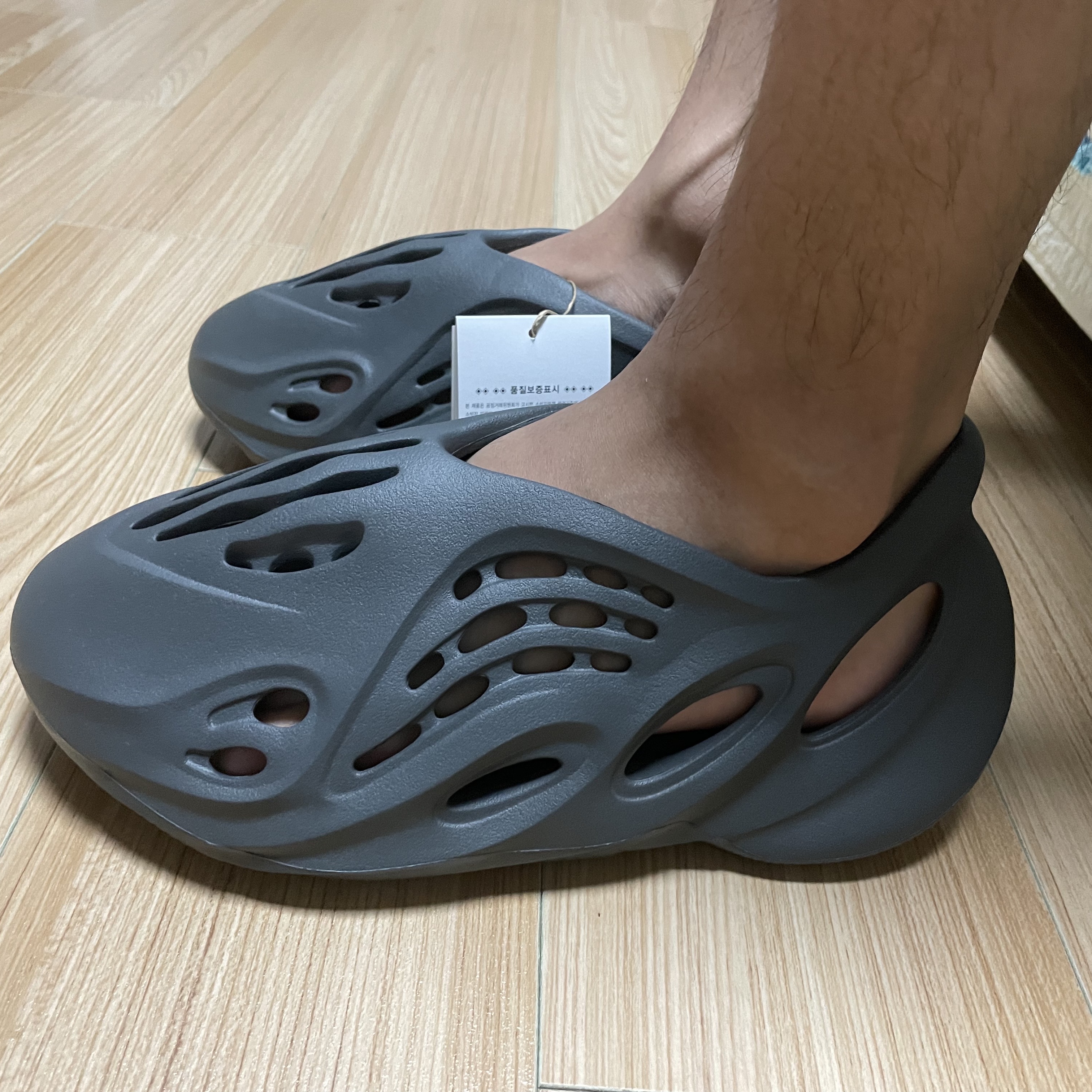 Adidas Yeezy Foam RNNR Carbon 착용 스타일 - 1