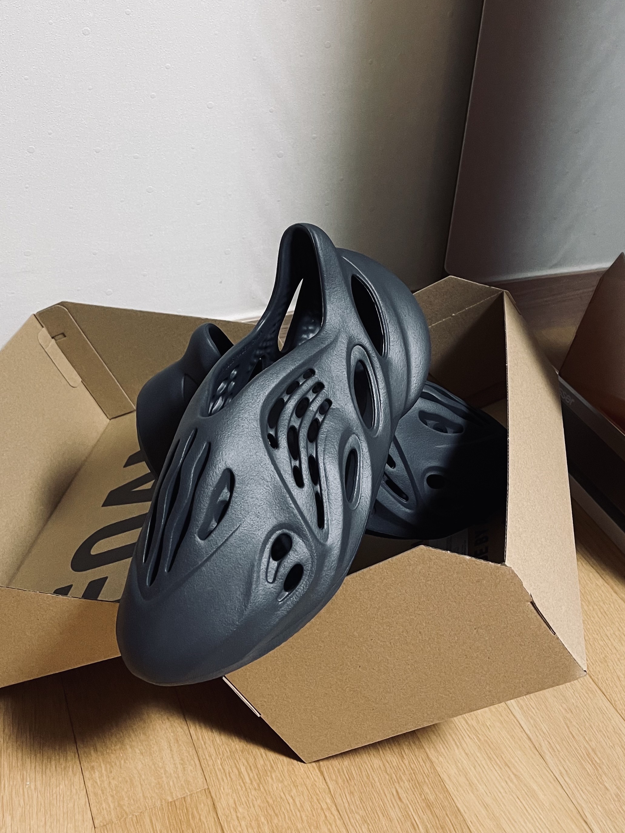 Adidas Yeezy Foam RNNR Carbon 착용 스타일