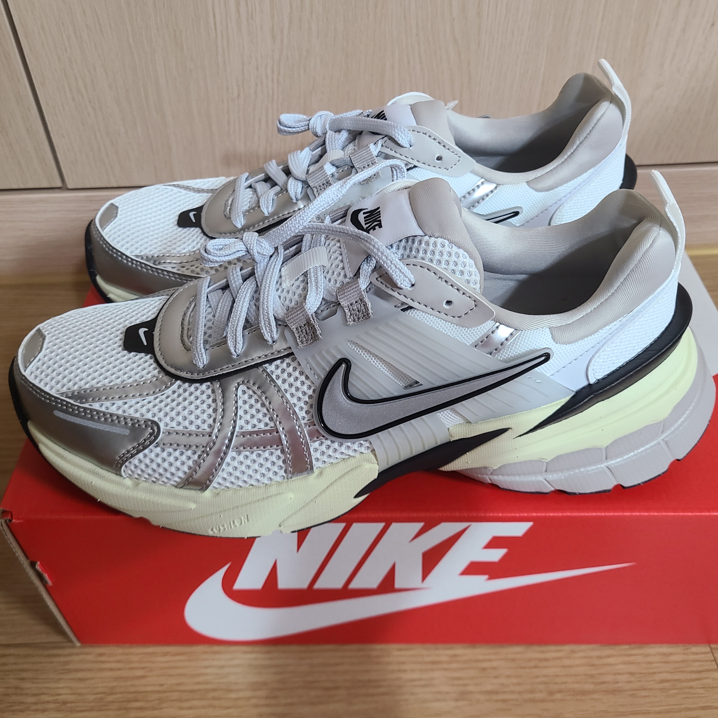Nike V2K Run Summit White Metallic Silver 착용 스타일