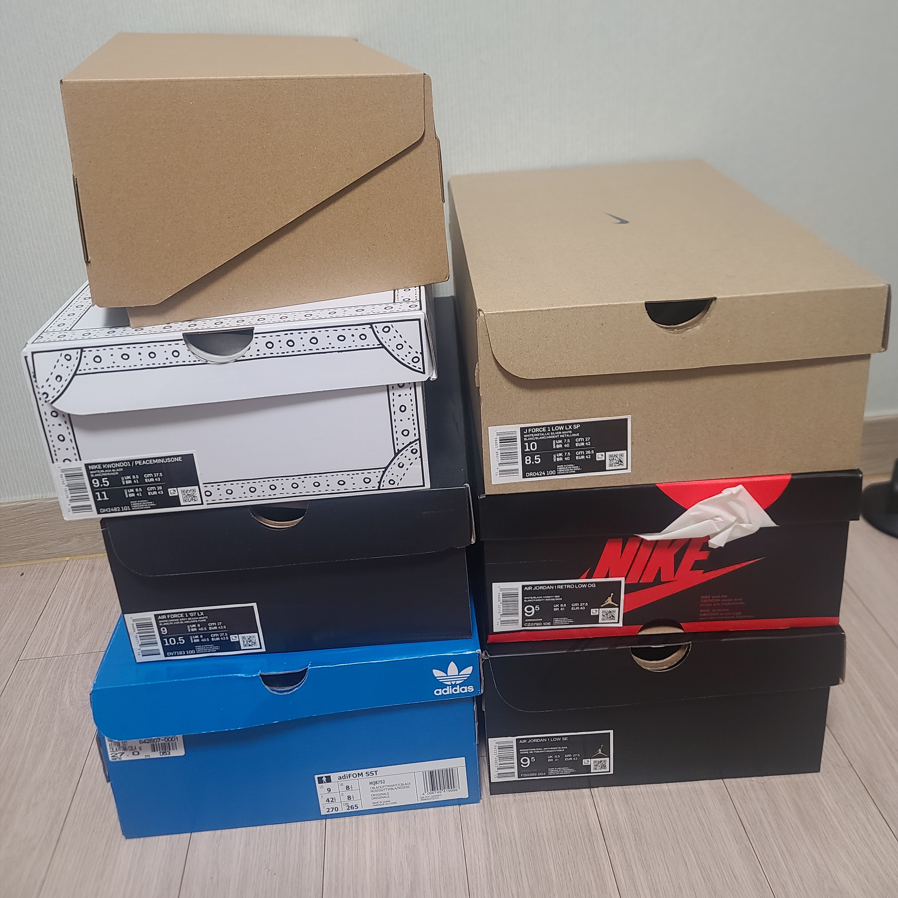 Adidas Yeezy Foam RNNR Carbon, Nike x Peaceminusone Kwondo1 Black and White 착용 스타일