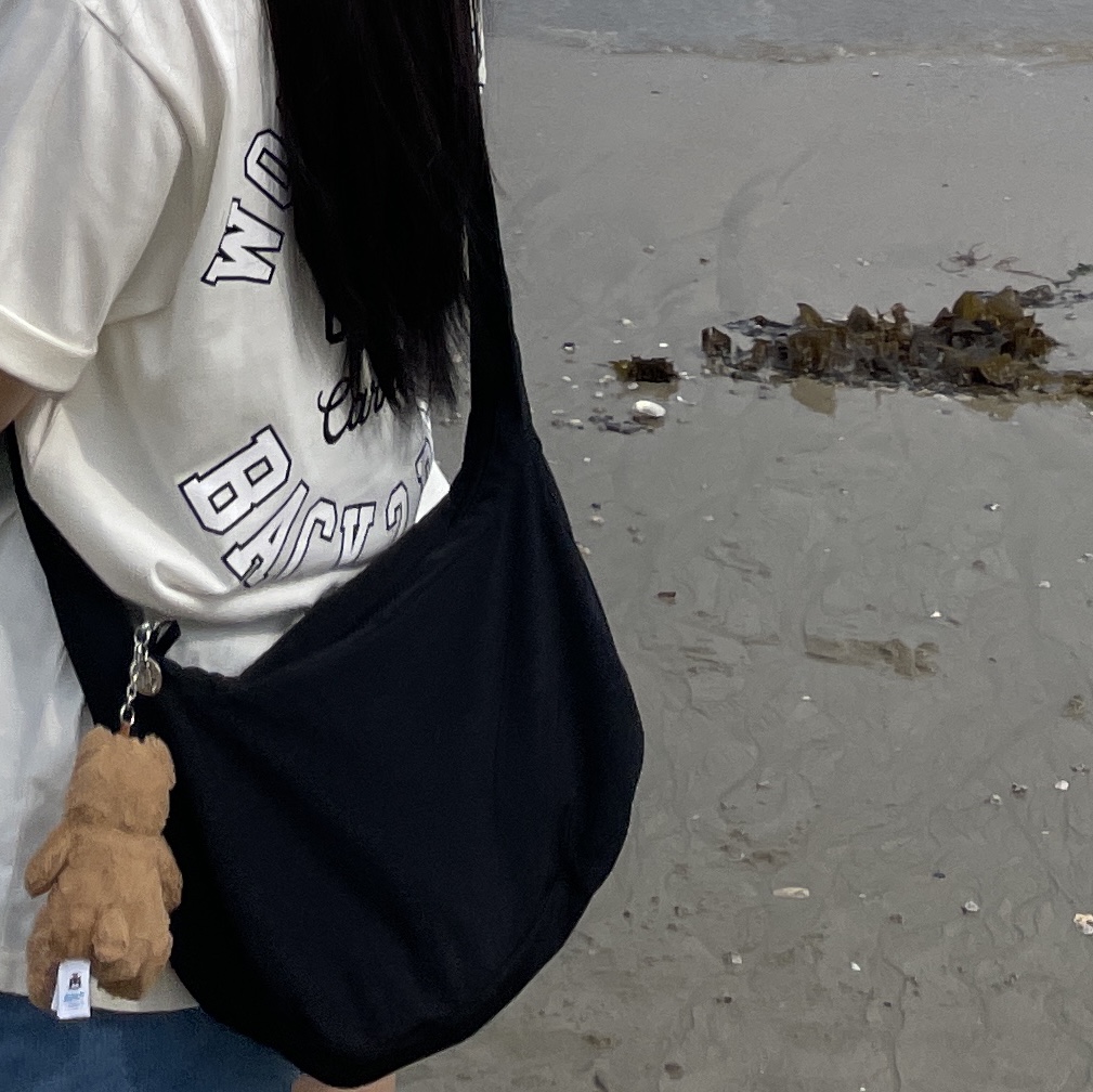 COS Nylon Crossbody Saddle Bag Black, Carhartt WIP x Awake NY Pocket T-Shirt Cream 착용 스타일