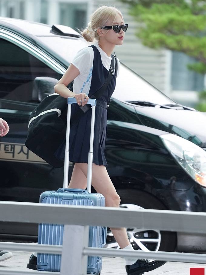 (W) Saint Laurent SL M94 Sunglasses Black, Saint Laurent Manhattan Small Shoulder Bag In Patent Leather Black 착용 스타일 - 2