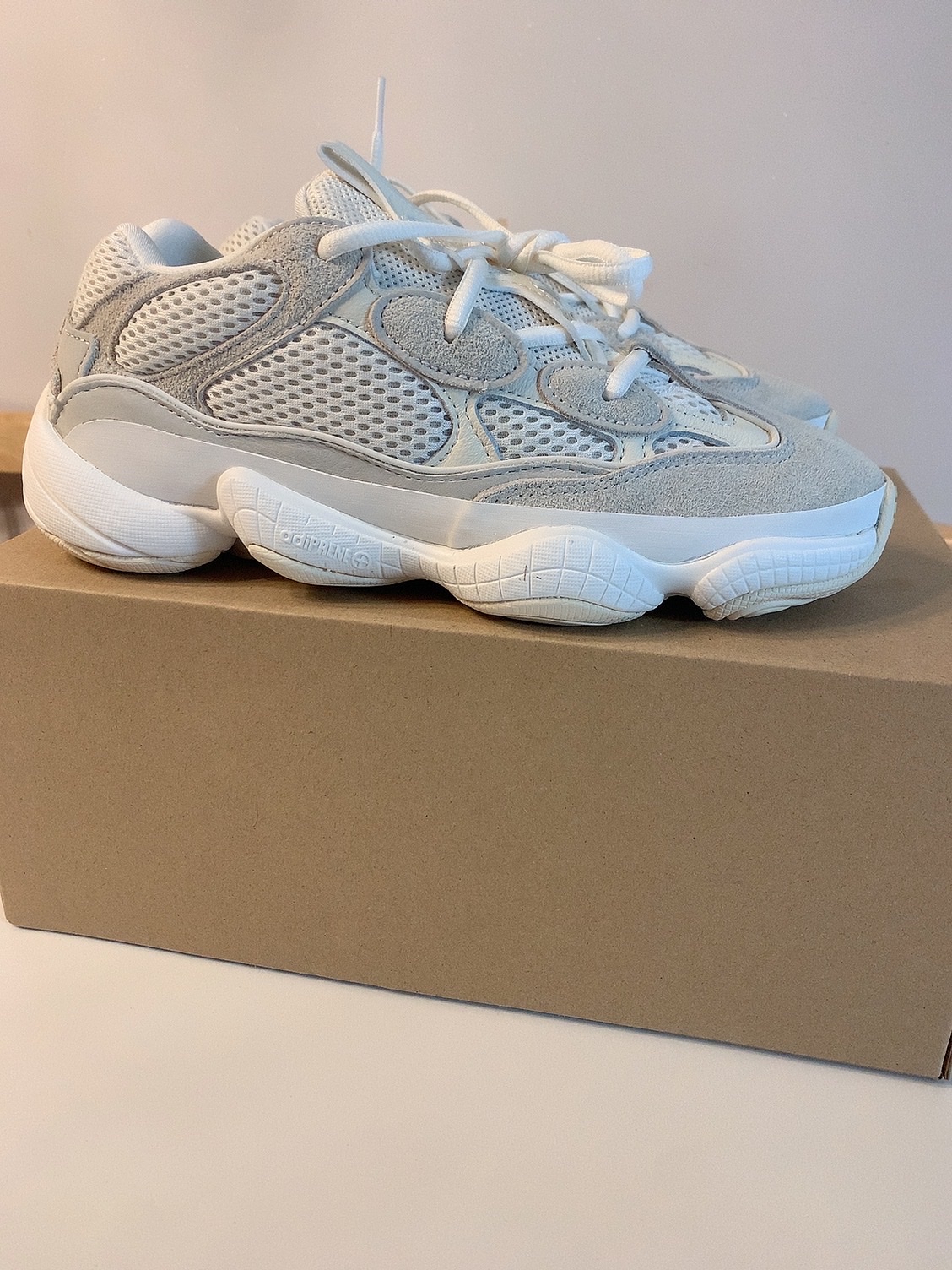 Adidas Yeezy 500 Bone White 착용 스타일