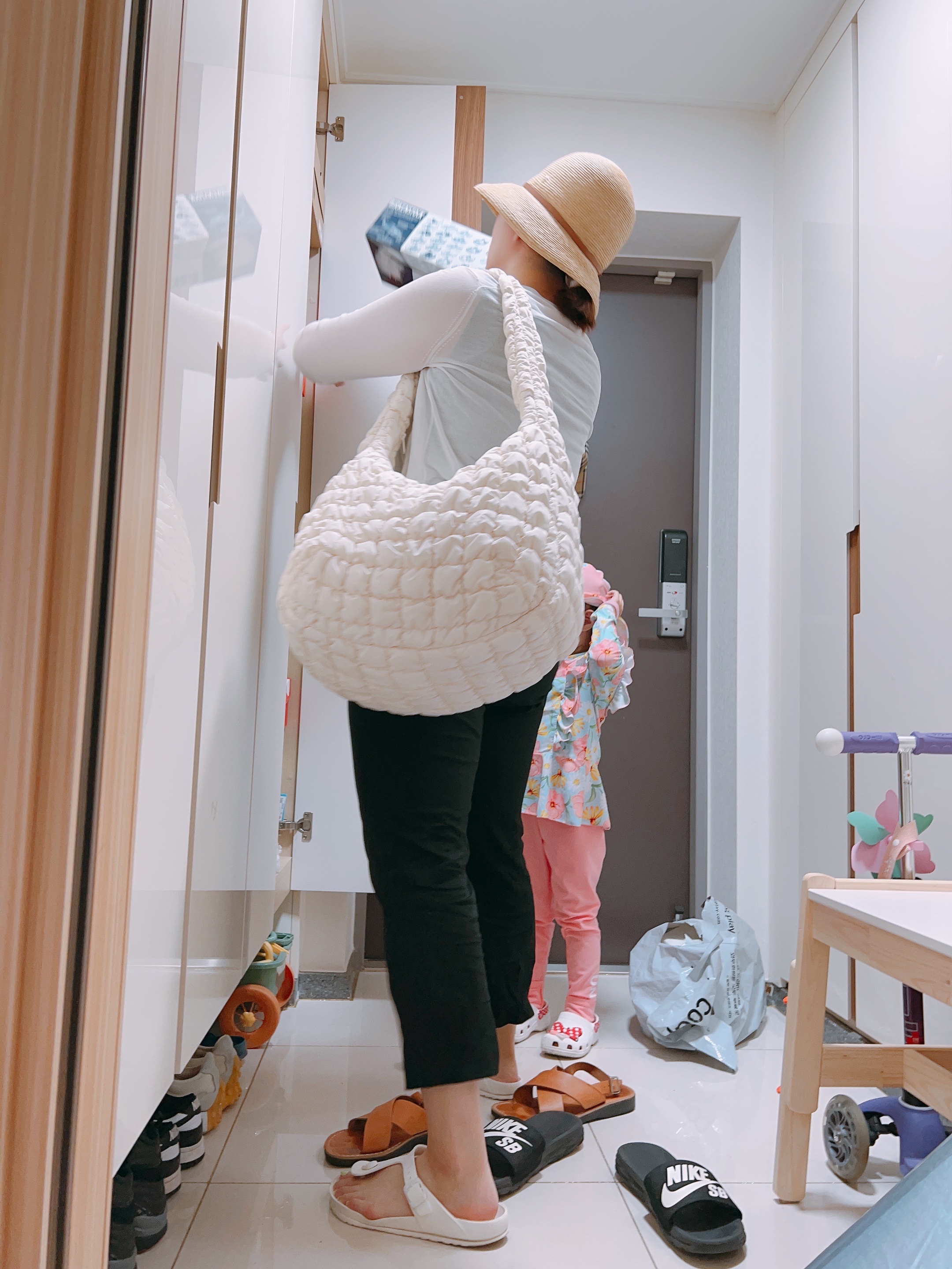 (W) Helen Kaminski Besa 9 Natural Nougat Nut, COS Quilted Oversized Shoulder Bag Off White Light Beige 착용 스타일