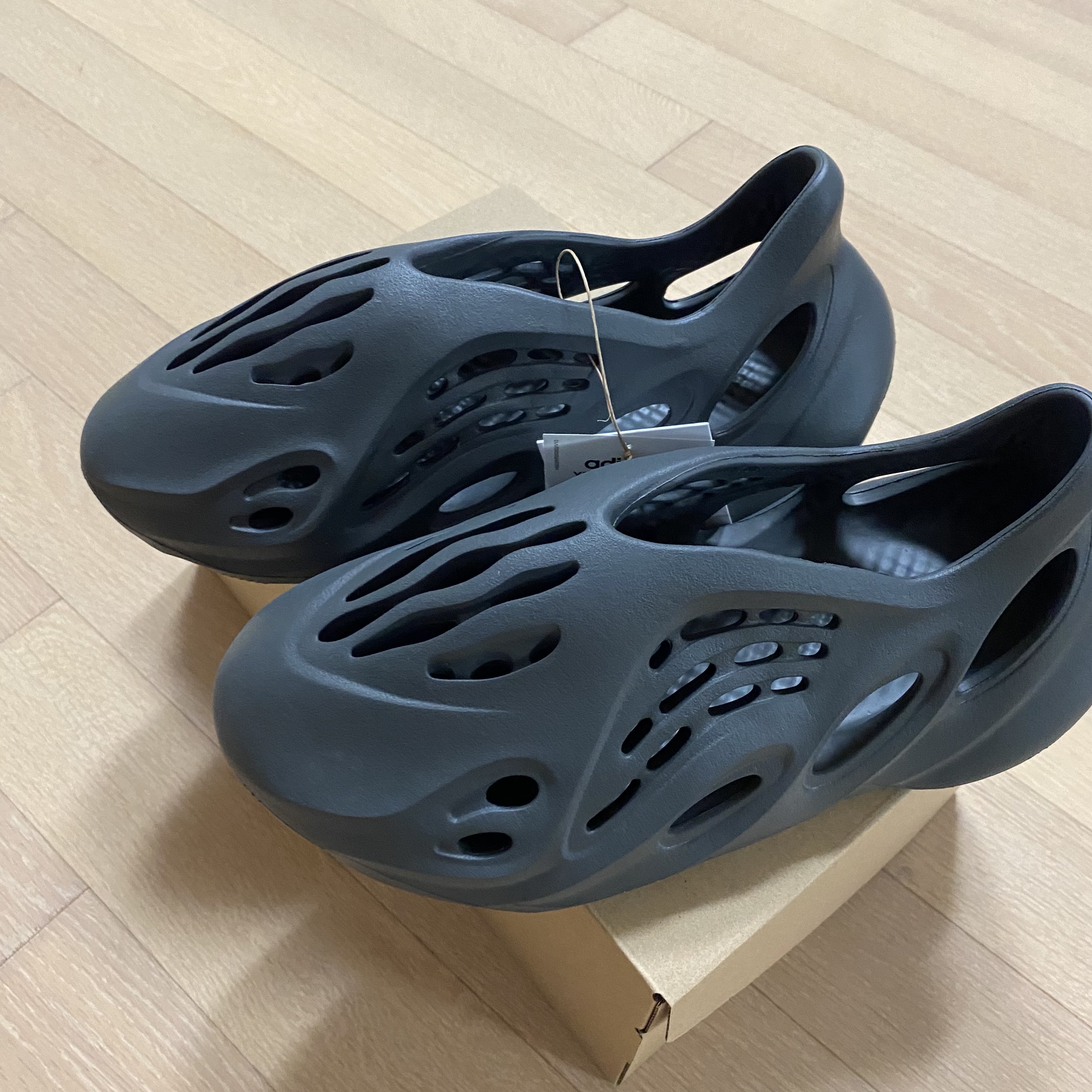 Adidas Yeezy Foam RNNR Carbon 착용 스타일 - 2