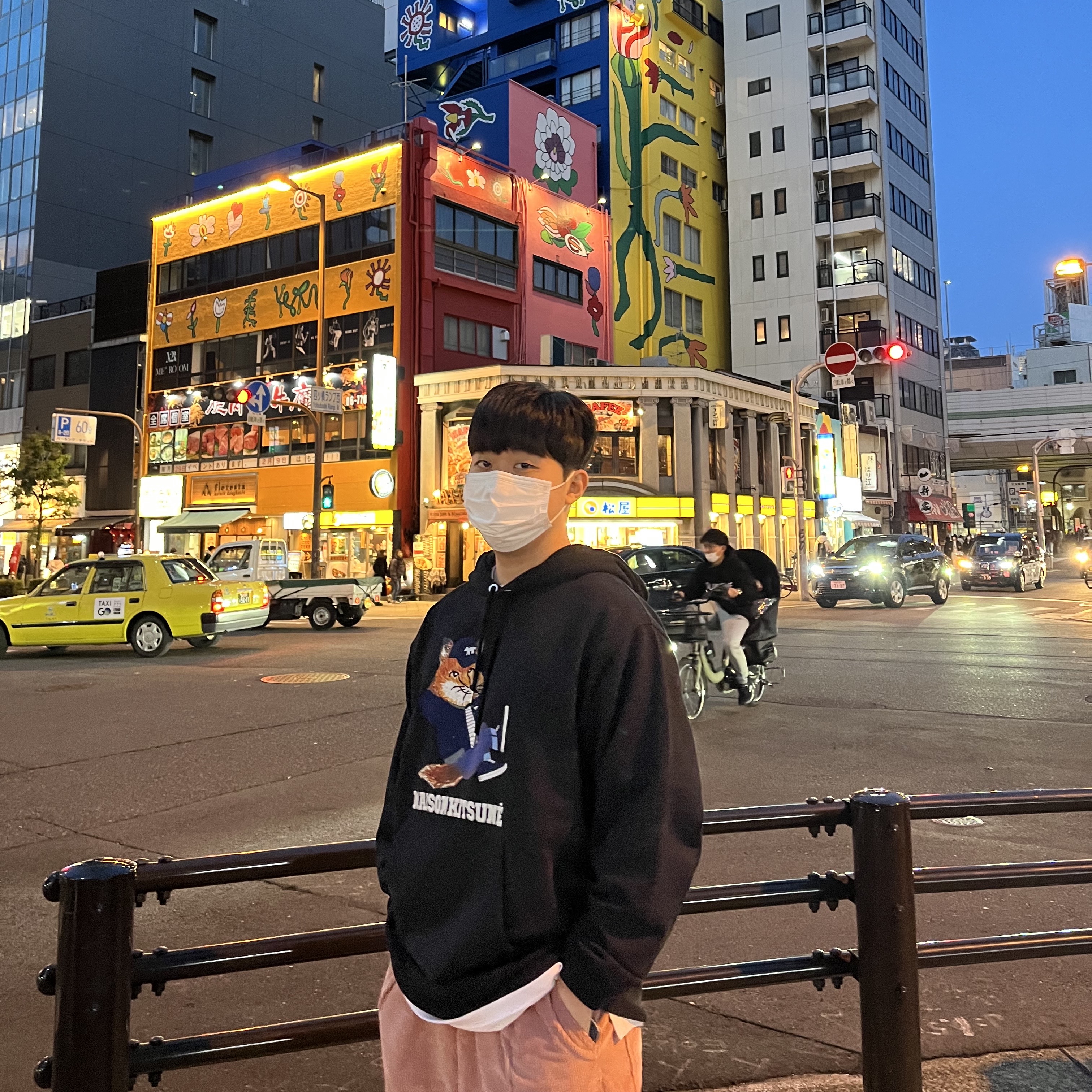Maison Kitsune Dressed Fox Relaxed Hoodie Black 착용 스타일