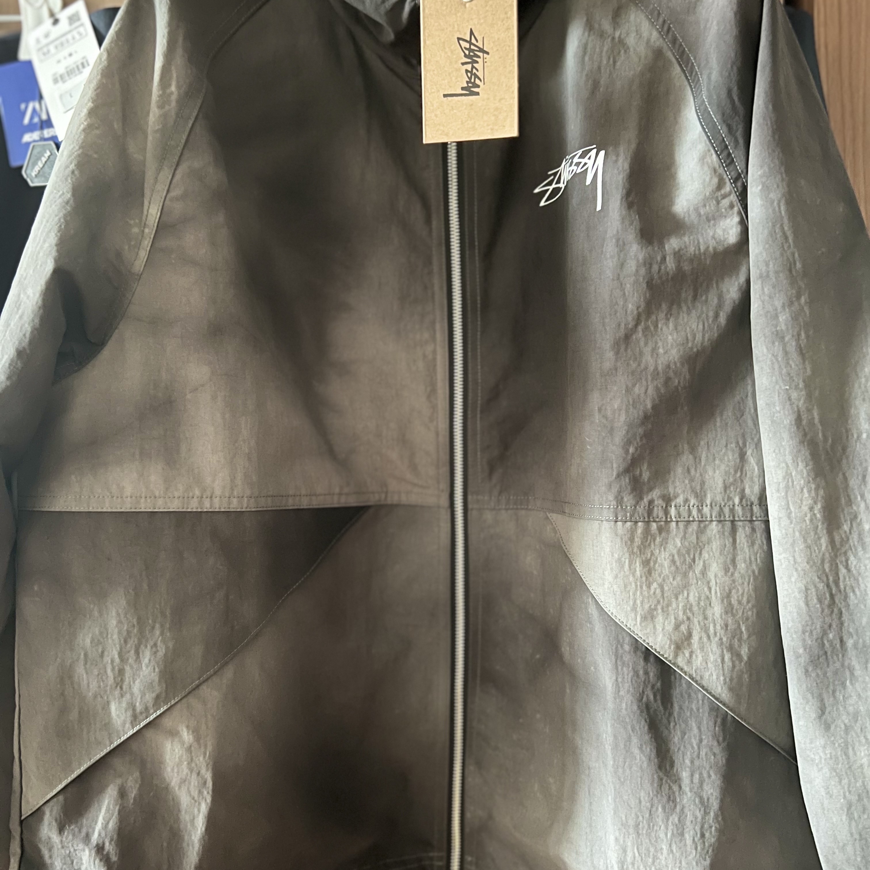 Stussy Wave Dye Beach Shell Jacket Black 착용 스타일 - 1