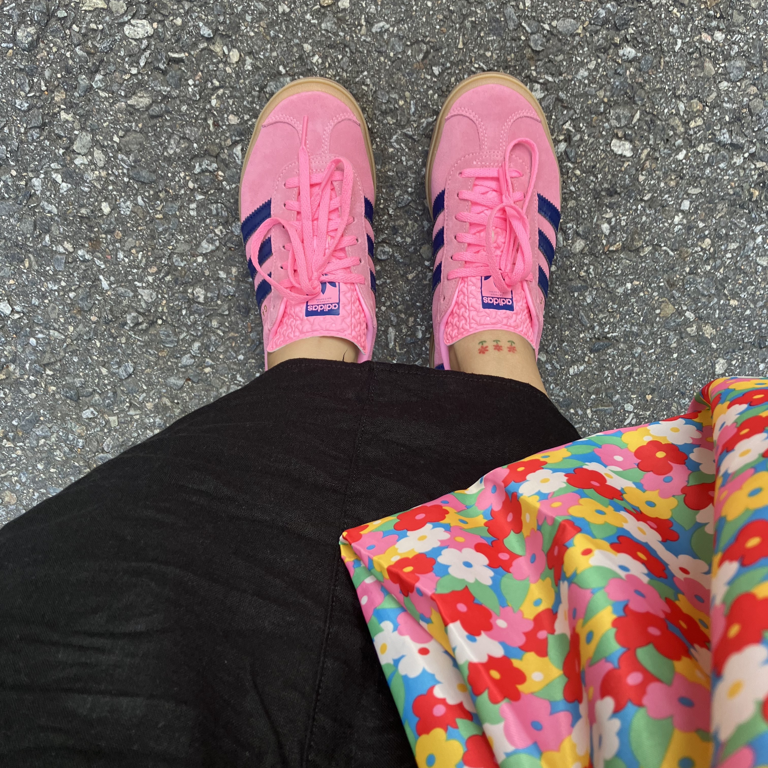 (W) Adidas Gazelle Bold Pink Glow Victory Blue 착용 스타일 - 1