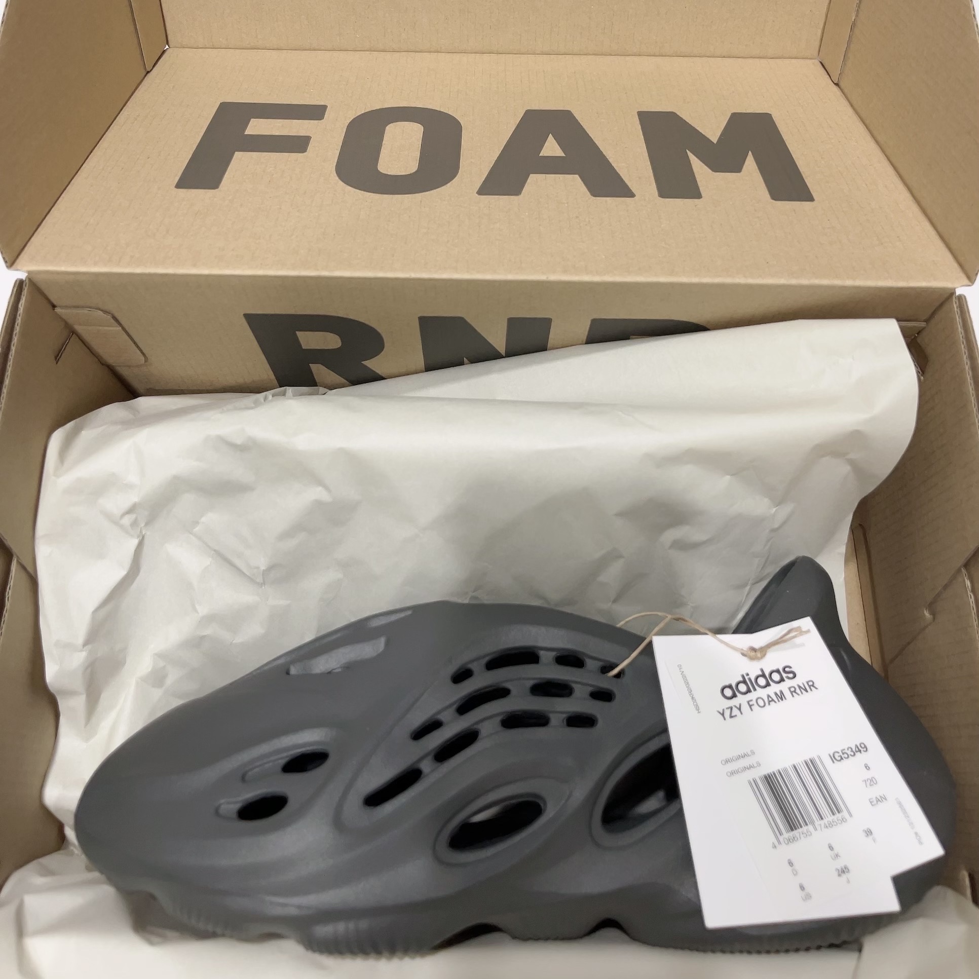 Adidas Yeezy Foam RNNR Carbon 착용 스타일 - 1