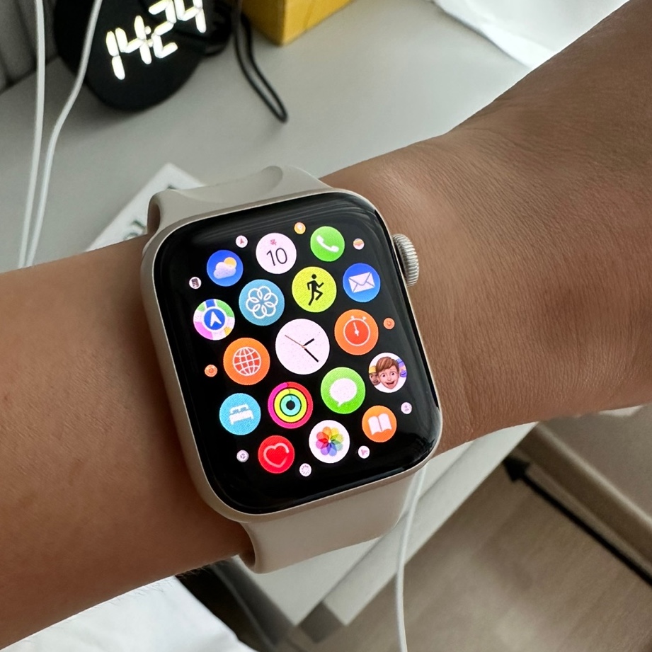 Apple Watch SE 40mm GPS Starlight Aluminum Case with Sport Band Starlight (Korean Ver.) 착용 스타일