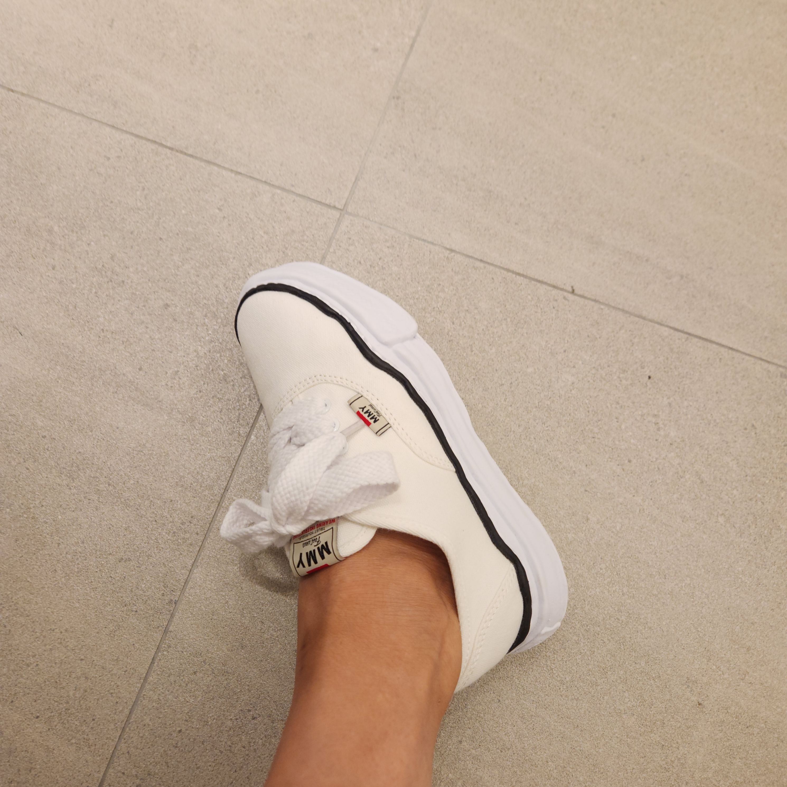 Maison Mihara Yasuhiro Baker OG Sole Canvas Low Cut Sneakers White 착용 스타일