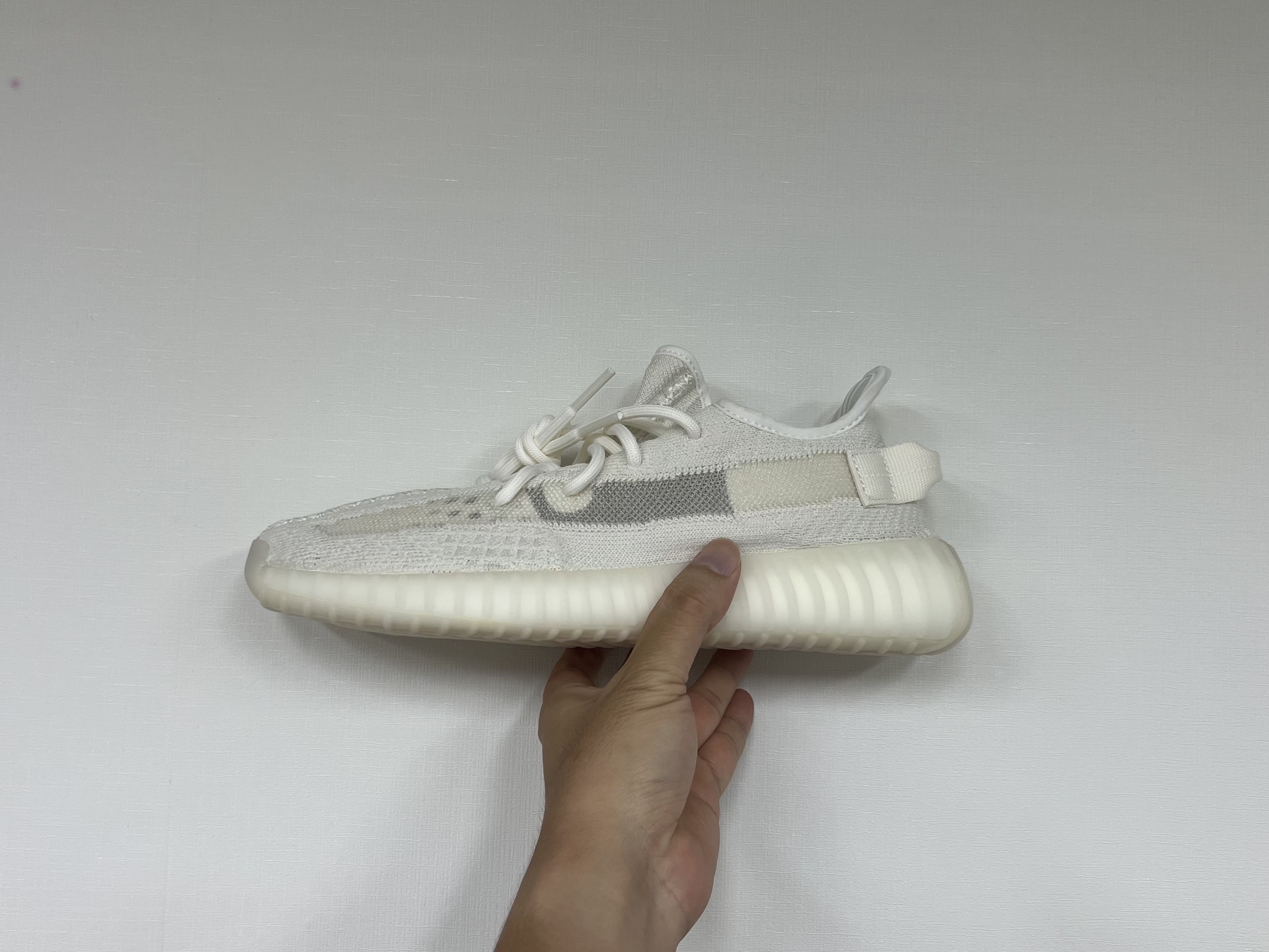 Adidas Yeezy Boost 350 V2 Bone 착용 스타일