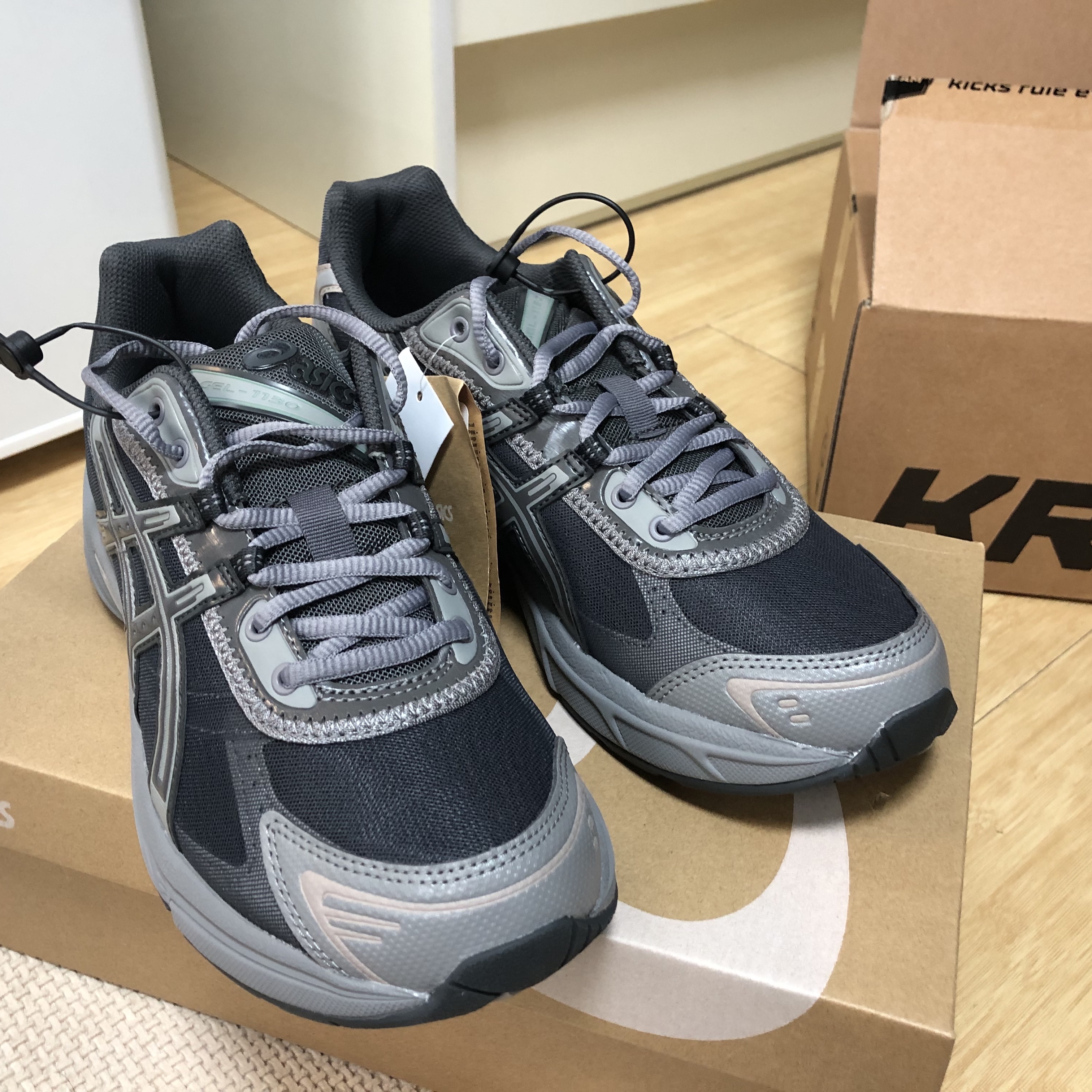Asics Gel-1130 RE Obsidian Grey 착용 스타일 - 1
