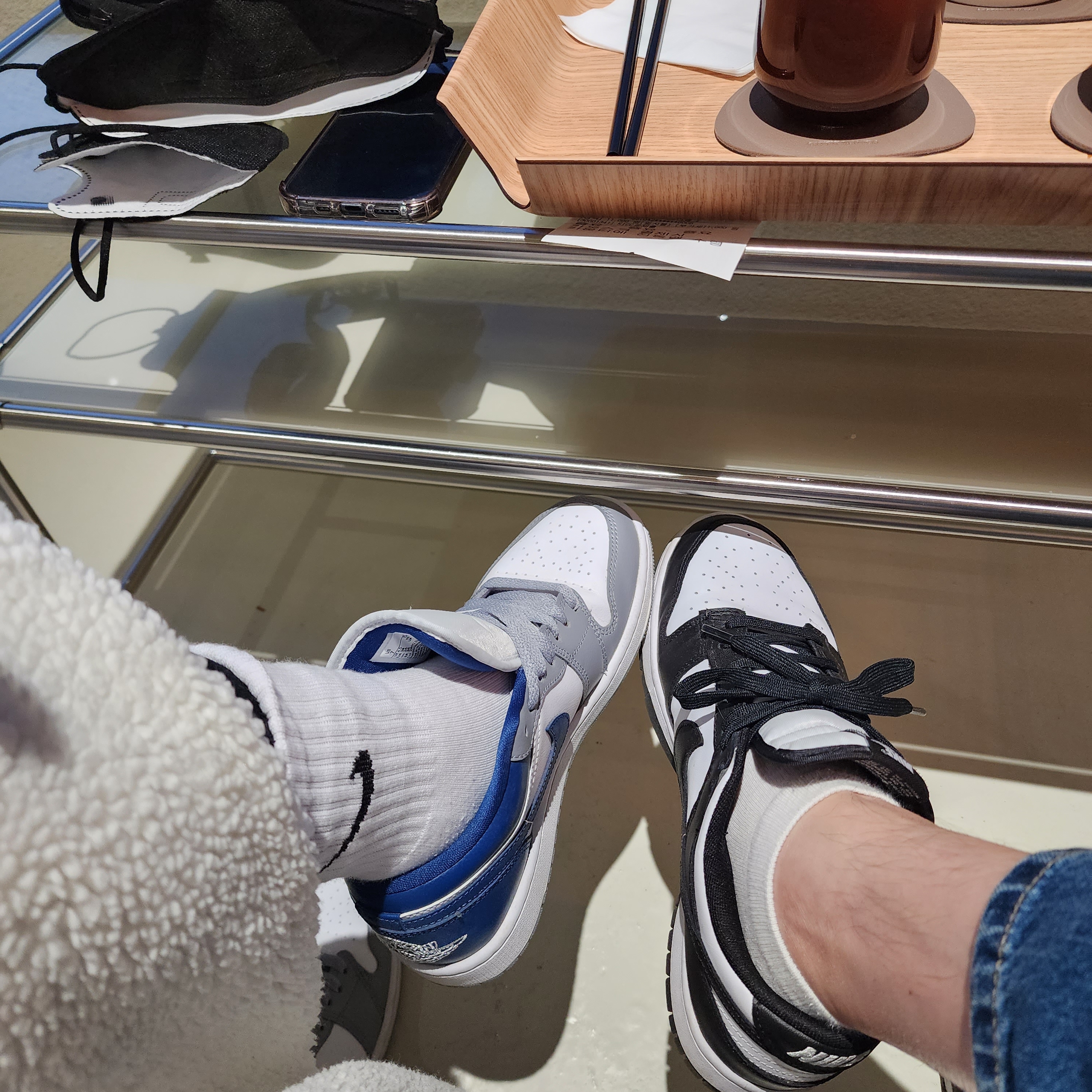 (W) Jordan 1 Low White Grey Blue, Nike Dunk Low Retro Black 착용 스타일 - 2
