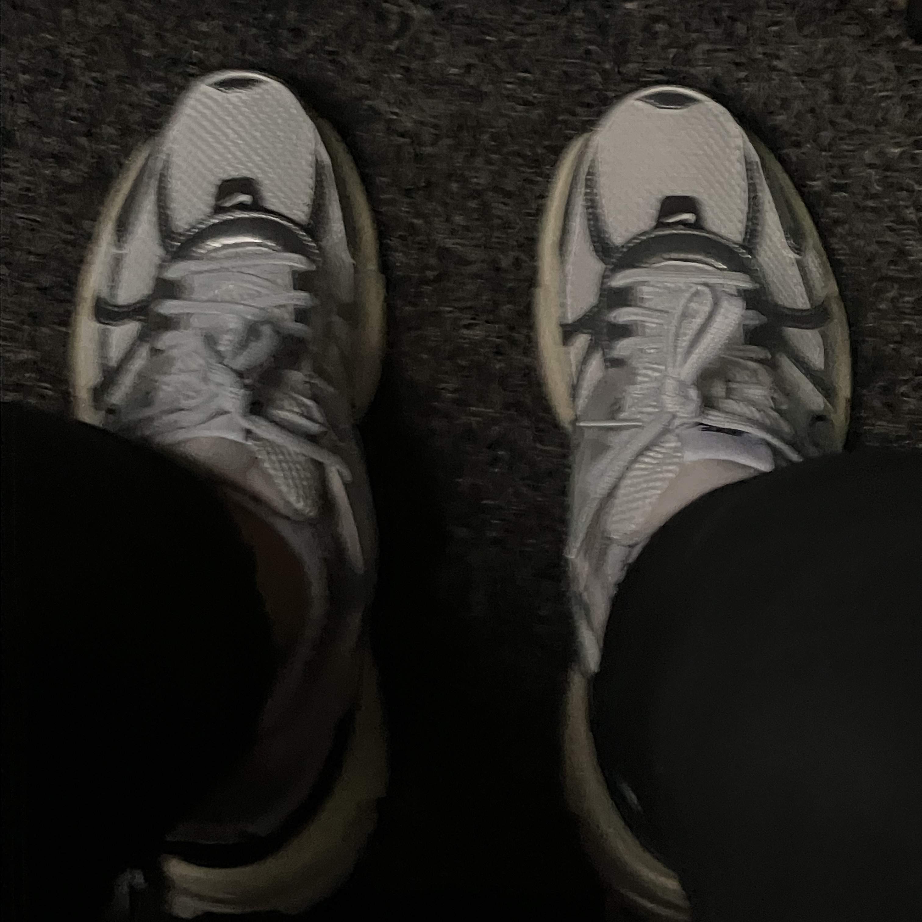 Nike V2K Run Summit White Metallic Silver 착용 스타일 - 3