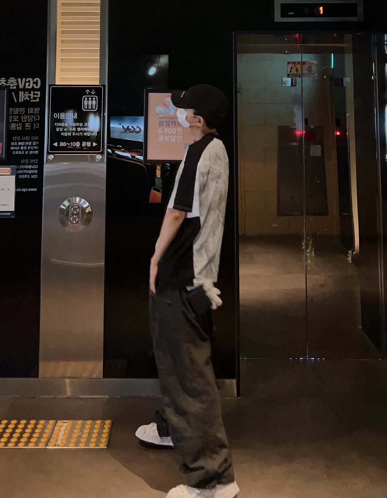 Nos Couleurs Washed Film Jersey T-Shirt White, Maison Mihara Yasuhiro Blakey OG Sole Leather Low-top Sneakers White 착용 스타일