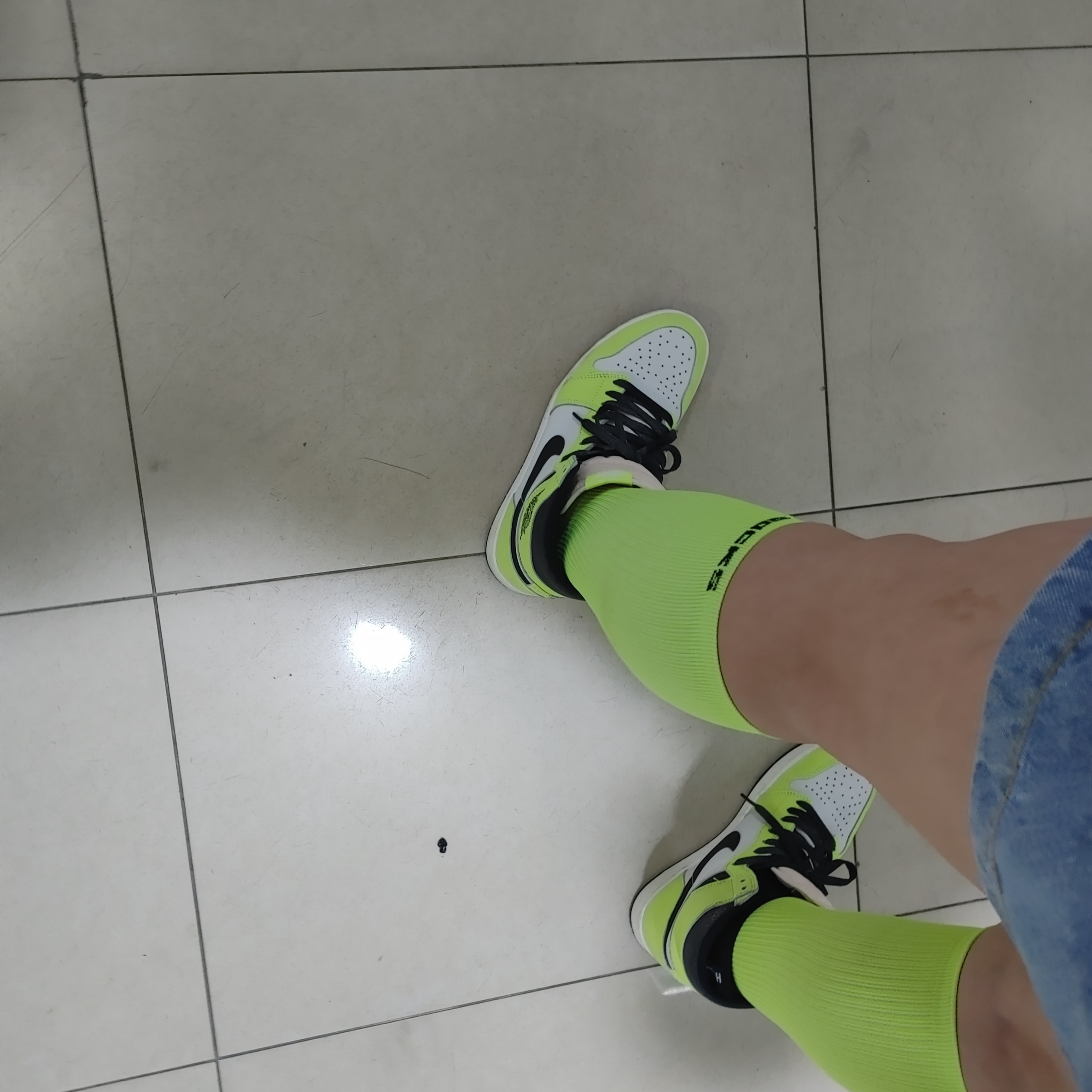 Jordan 1 Retro High OG Volt 착용 스타일 - 1